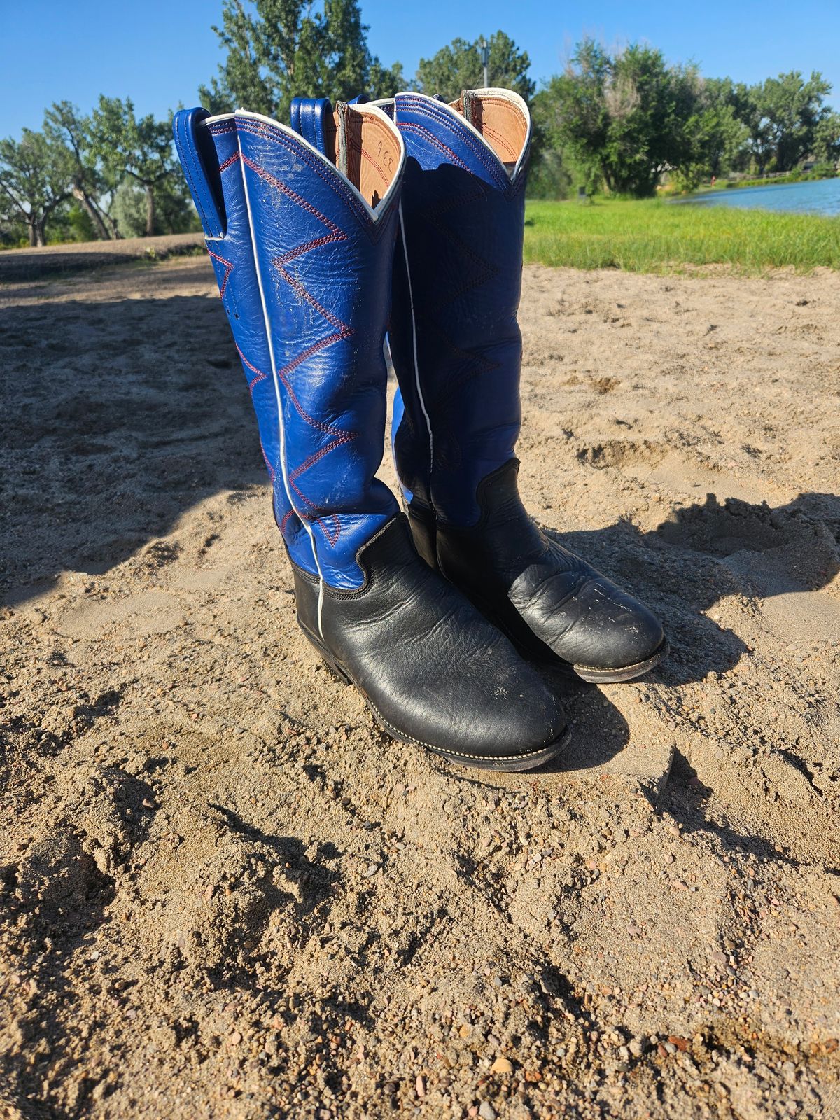 Photo by Jakesleather1505 on July 28, 2025 of the Custom Montana Boot Maker Buckaroo in 3-3.5 mm Black Bullhide With Blue Tops.
