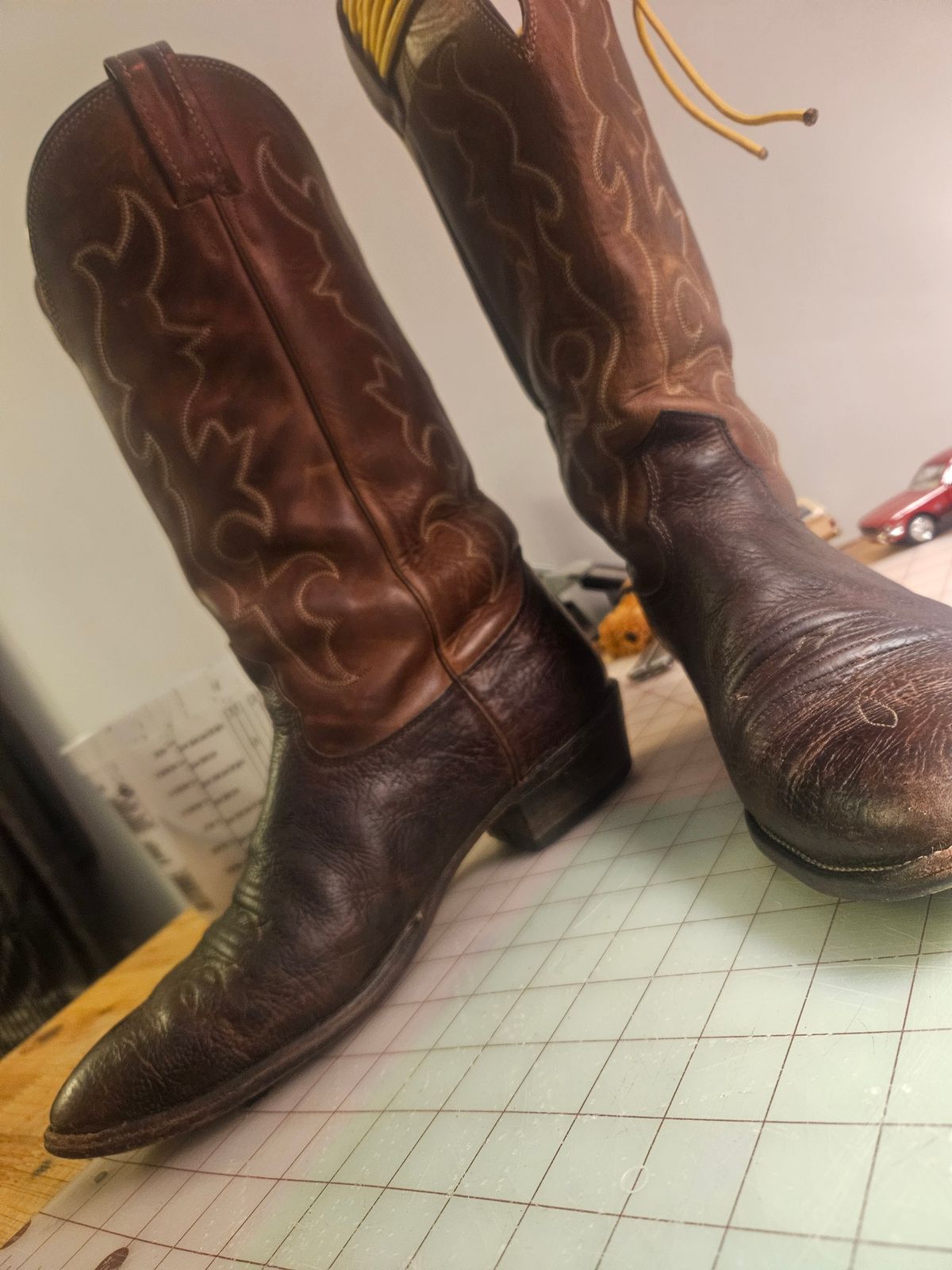 Photo by Jakesleather1505 on November 30, 2024 of the Nocona 6736 in Chocolate Bullhide And Oil Tanned Tops.