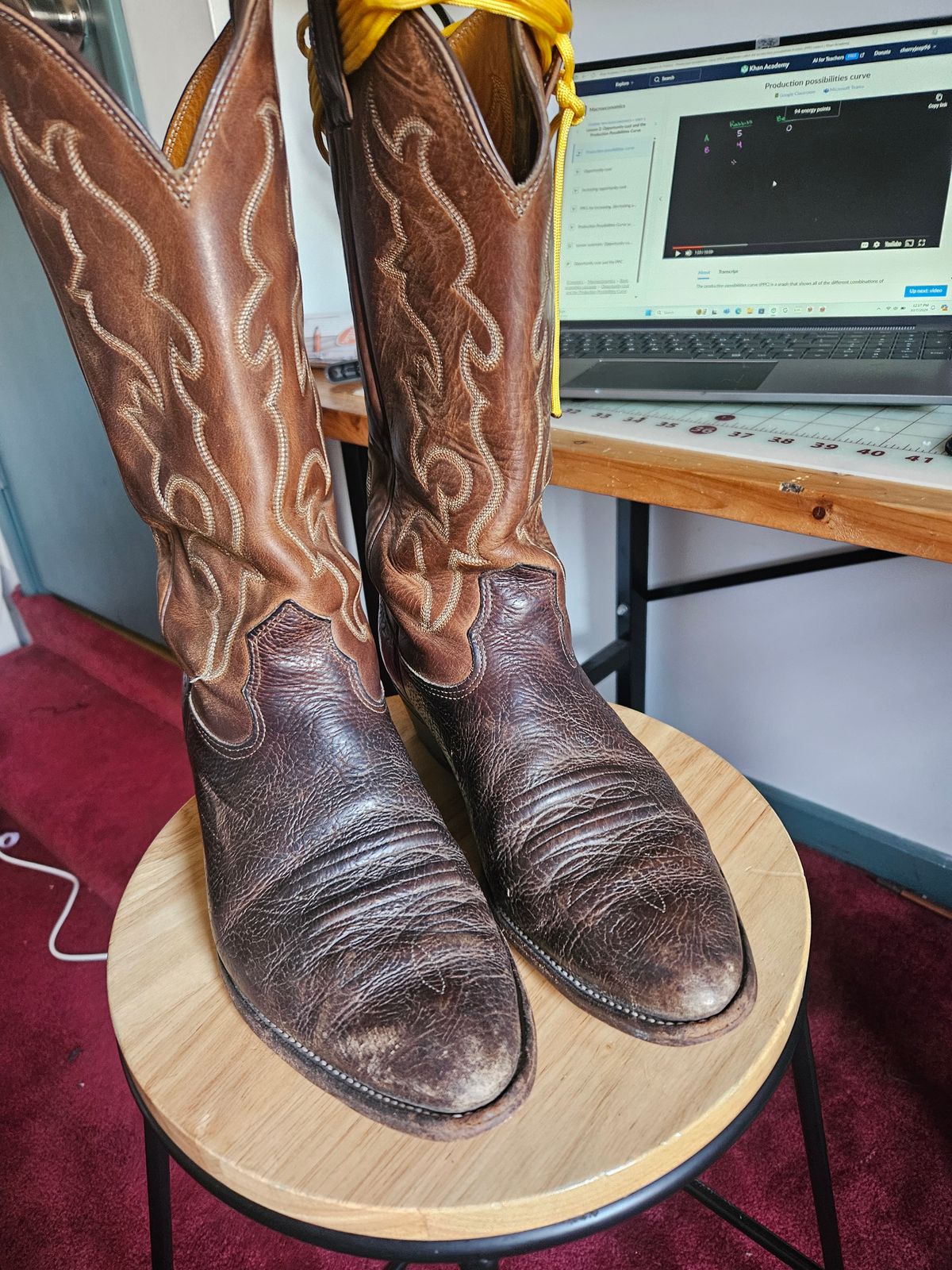 Photo by Jakesleather1505 on October 7, 2024 of the Nocona 6736 in Chocolate Bullhide And Oil Tanned Tops.