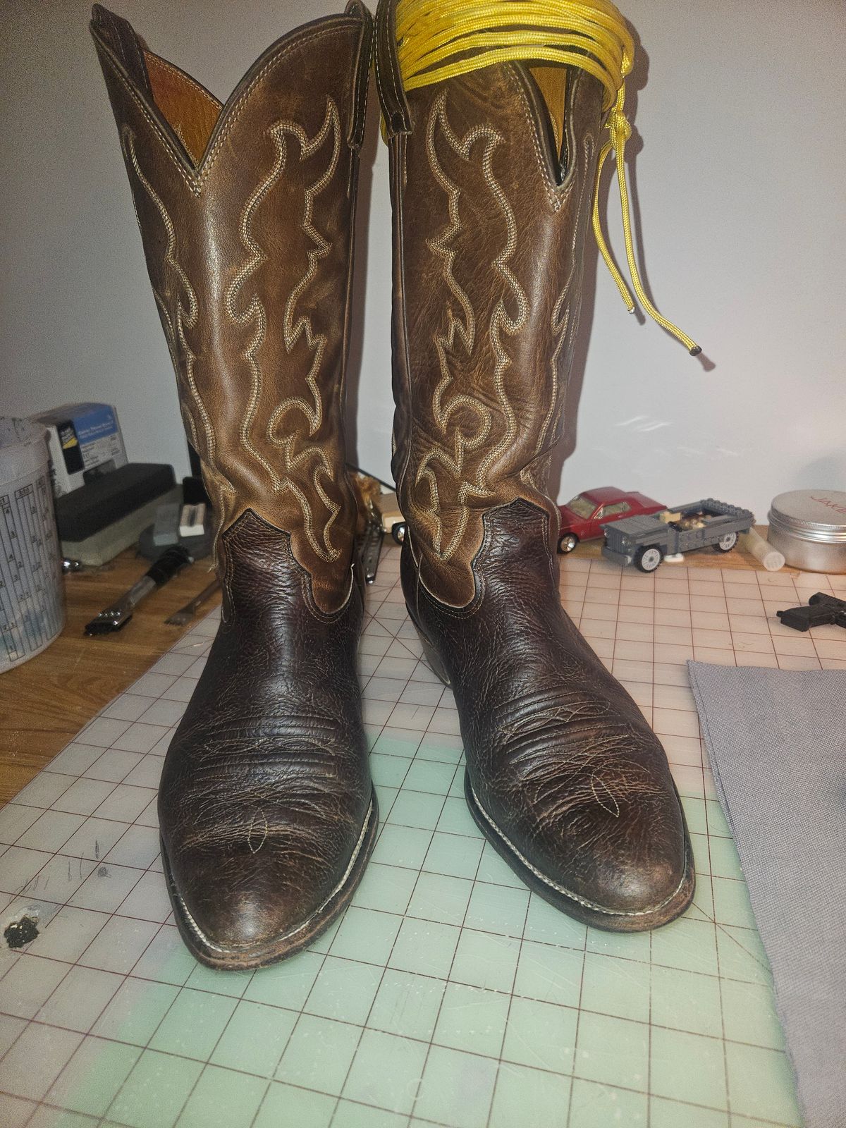 Photo by Jakesleather1505 on November 30, 2024 of the Nocona 6736 in Chocolate Bullhide And Oil Tanned Tops.