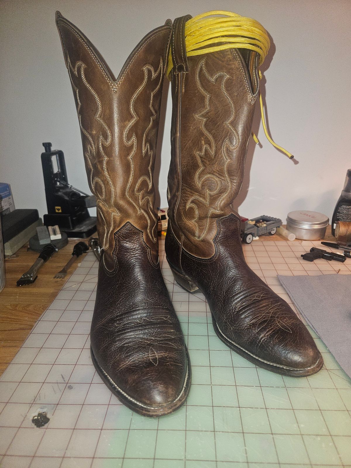 Photo by Jakesleather1505 on November 30, 2024 of the Nocona 6736 in Chocolate Bullhide And Oil Tanned Tops.