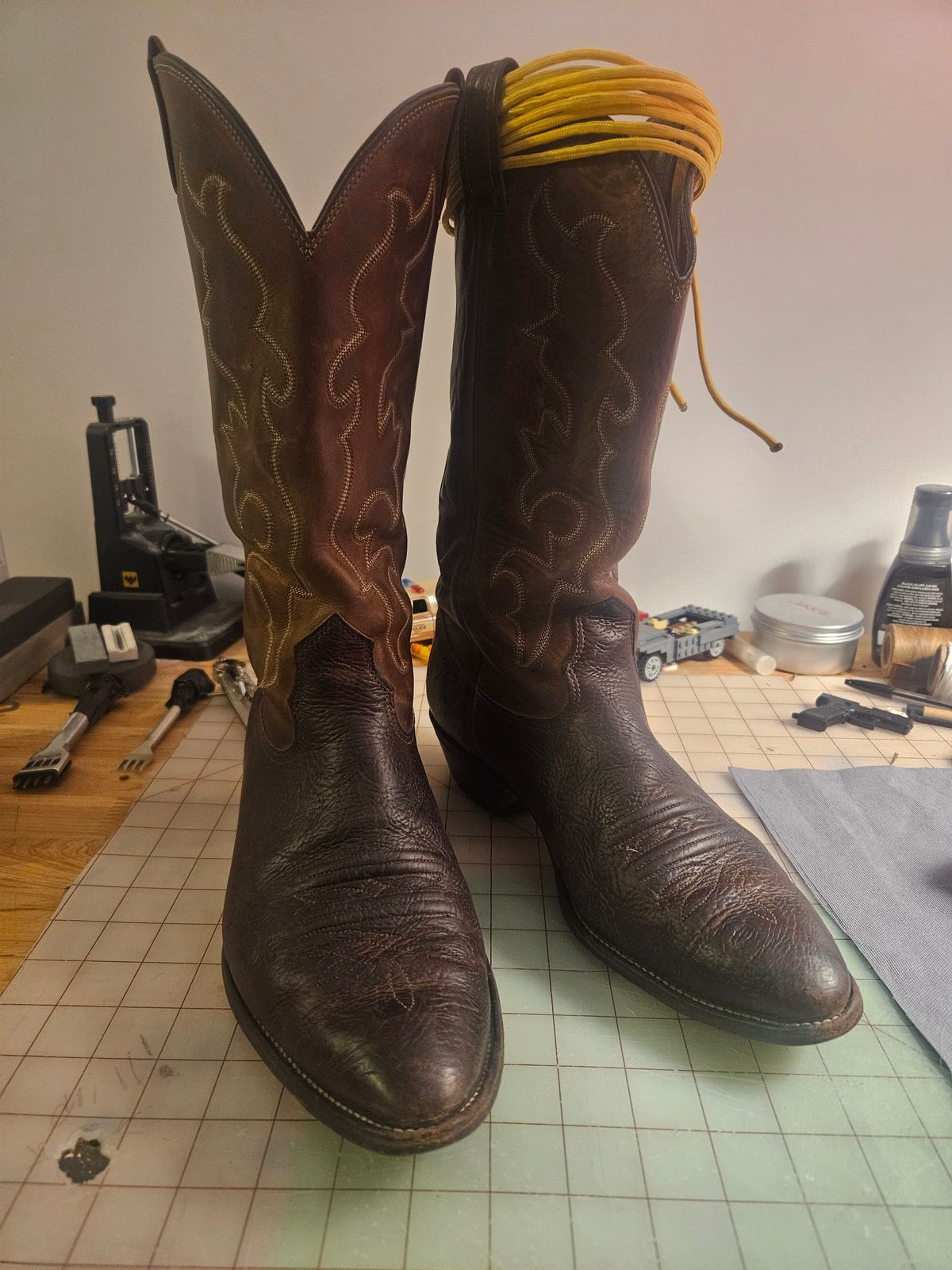 Photo by Jakesleather1505 on November 30, 2024 of the Nocona 6736 in Chocolate Bullhide And Oil Tanned Tops.