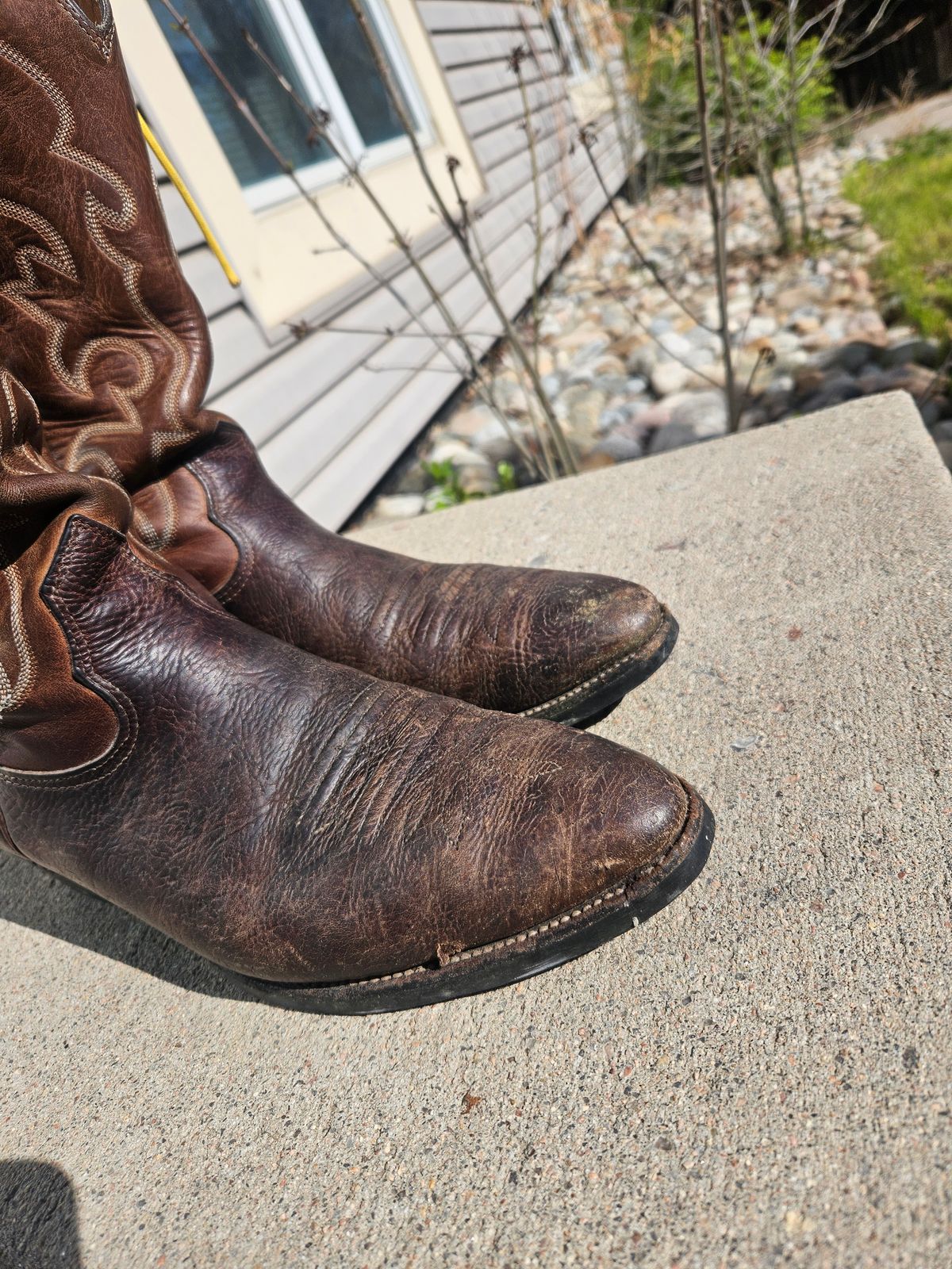 Photo by Jakesleather1505 on May 2, 2025 of the Nocona 6736 in Chocolate Bullhide And Oil Tanned Tops.