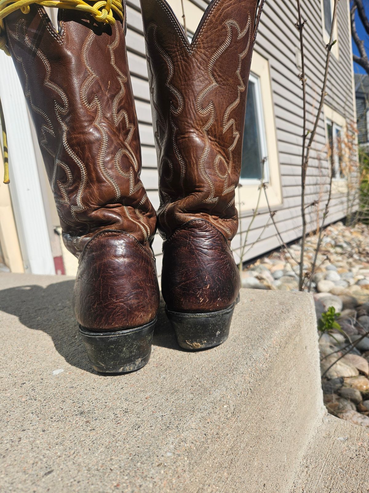 Photo by Jakesleather1505 on May 2, 2025 of the Nocona 6736 in Chocolate Bullhide And Oil Tanned Tops.