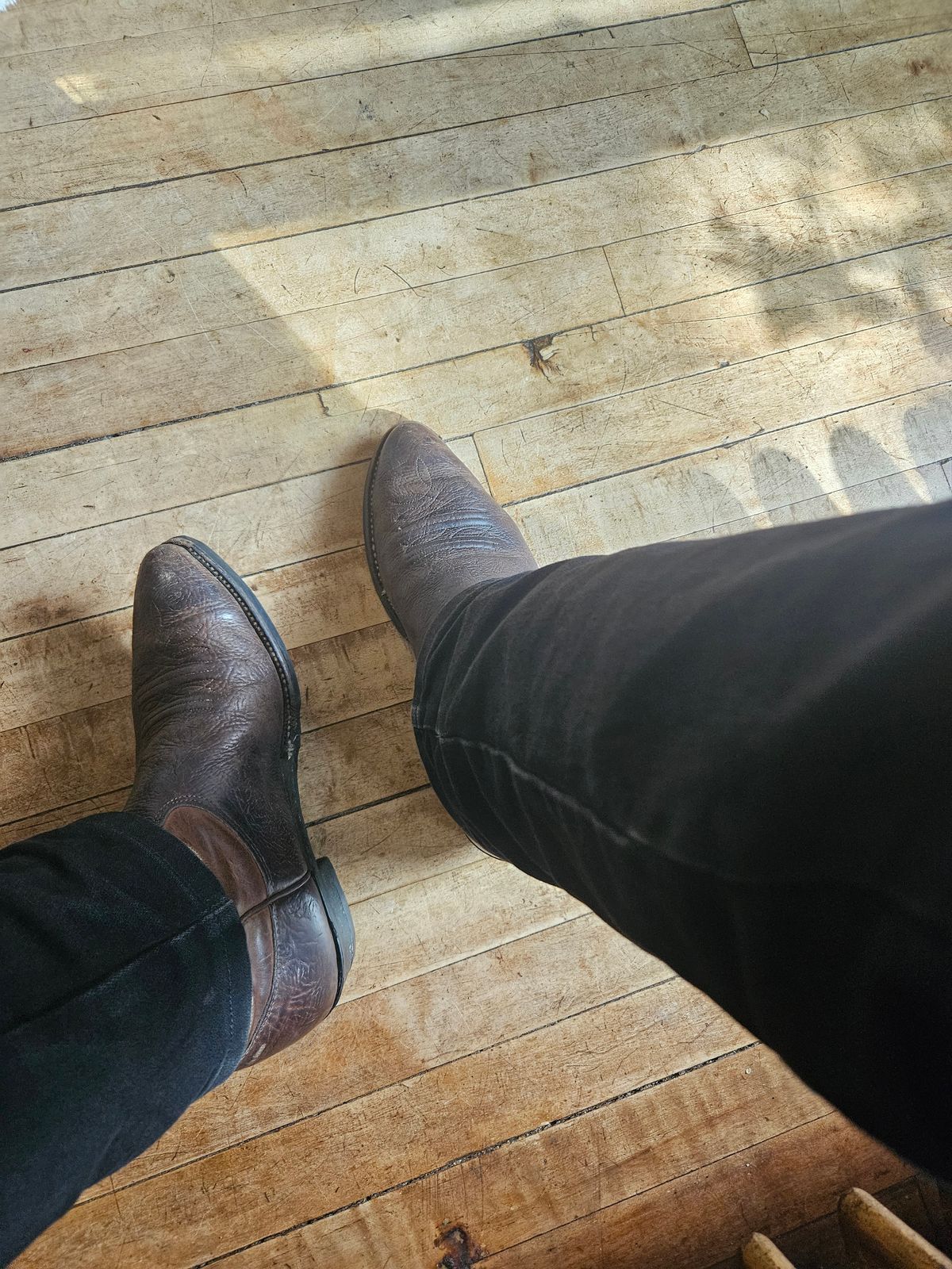 Photo by Jakesleather1505 on May 8, 2025 of the Nocona 6736 in Chocolate Bullhide And Oil Tanned Tops.