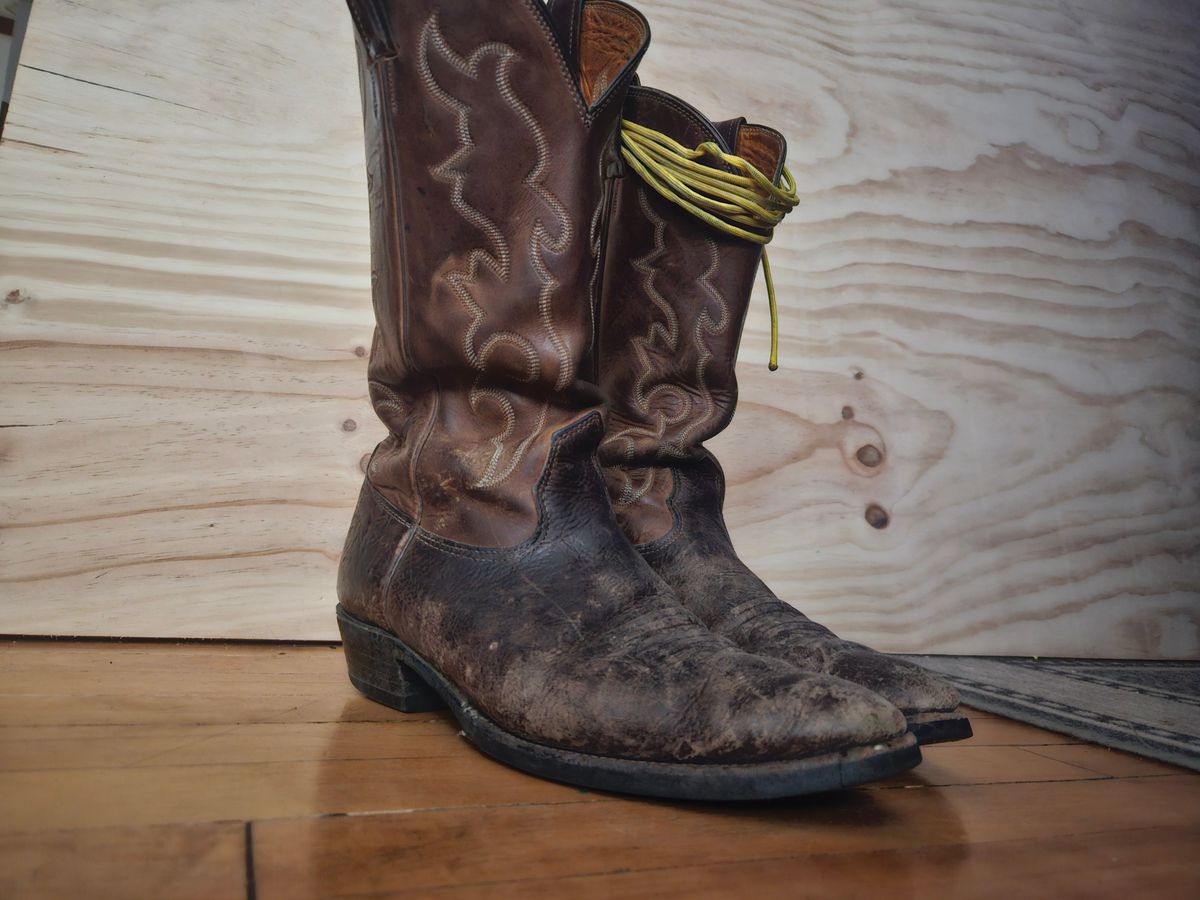 Photo by Jakesleather1505 on May 23, 2025 of the Nocona 6736 in Chocolate Bullhide And Oil Tanned Tops.