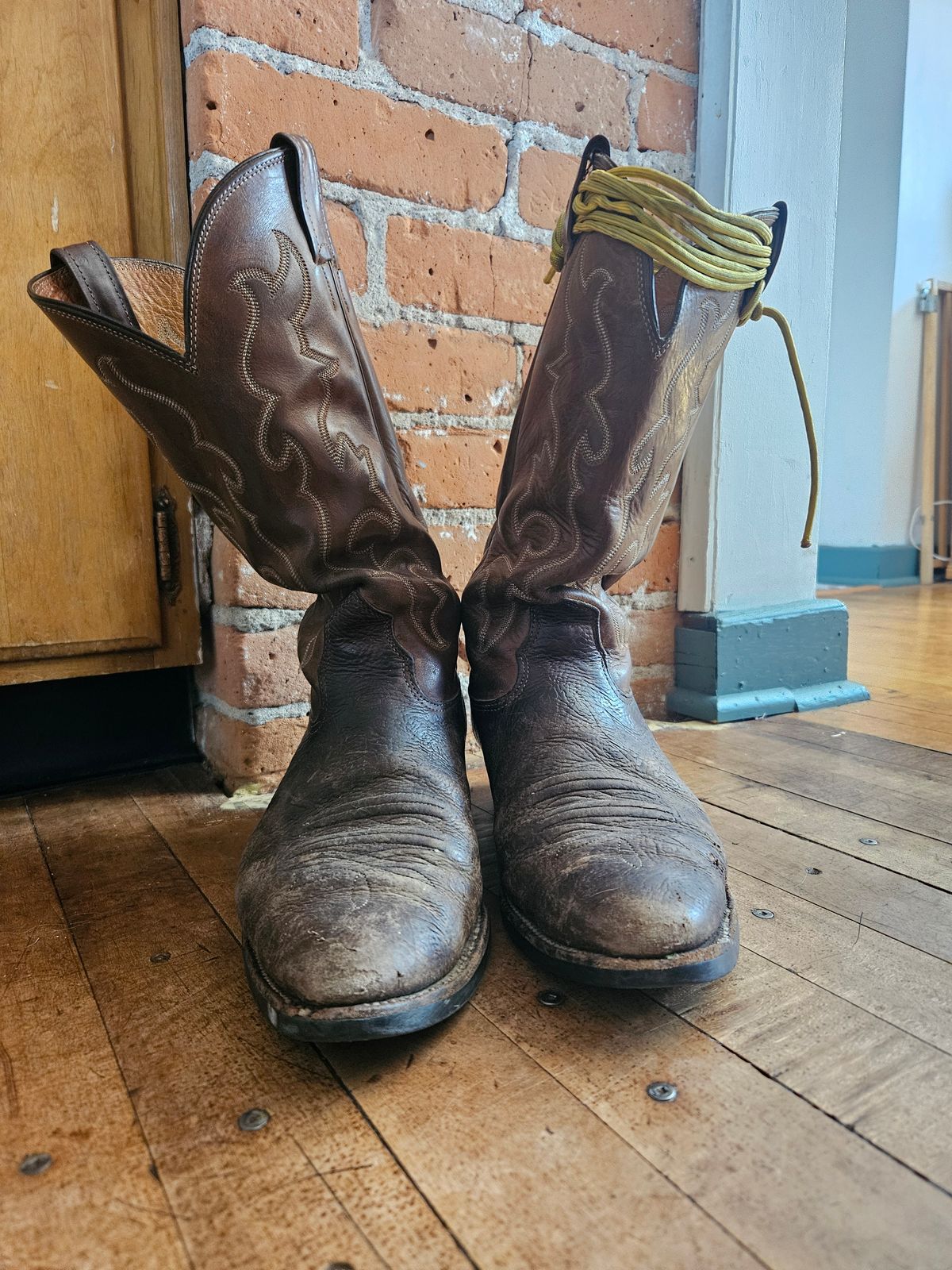 Photo by Jakesleather1505 on June 19, 2025 of the Nocona 6736 in Chocolate Bullhide And Oil Tanned Tops.