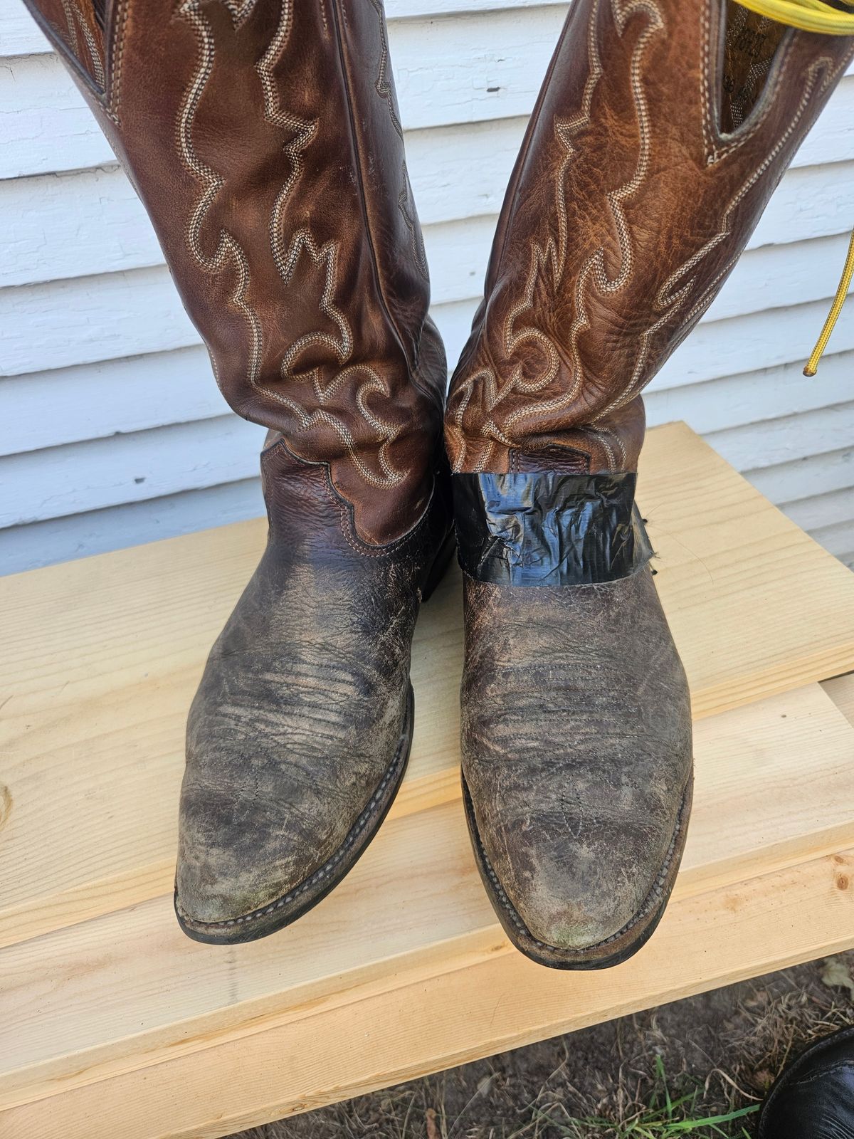 Photo by Jakesleather1505 on August 17, 2025 of the Nocona 6736 in Chocolate Bullhide And Oil Tanned Tops.