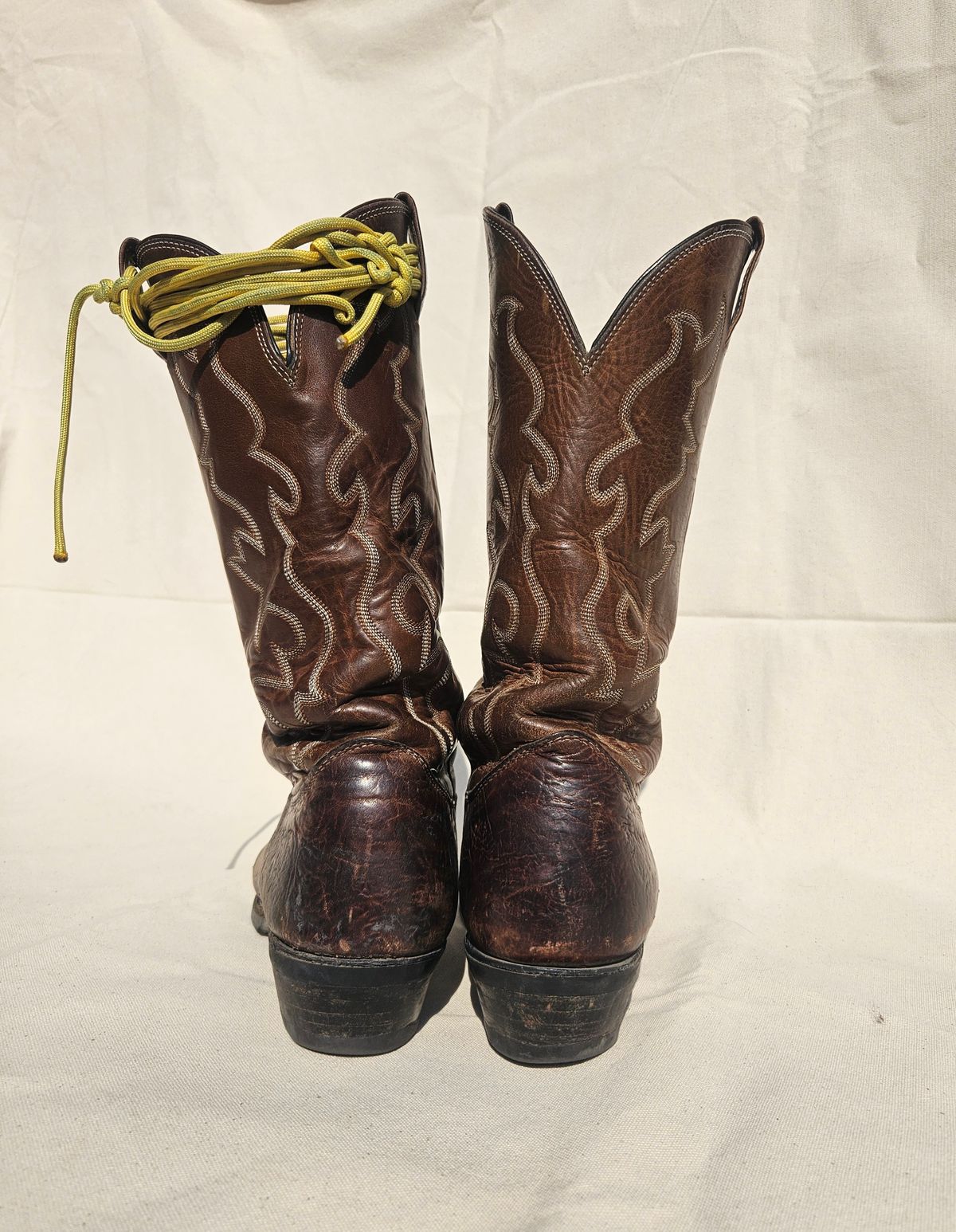 Photo by Jakesleather1505 on September 26, 2025 of the Nocona 6736 in Chocolate Bullhide And Oil Tanned Tops.