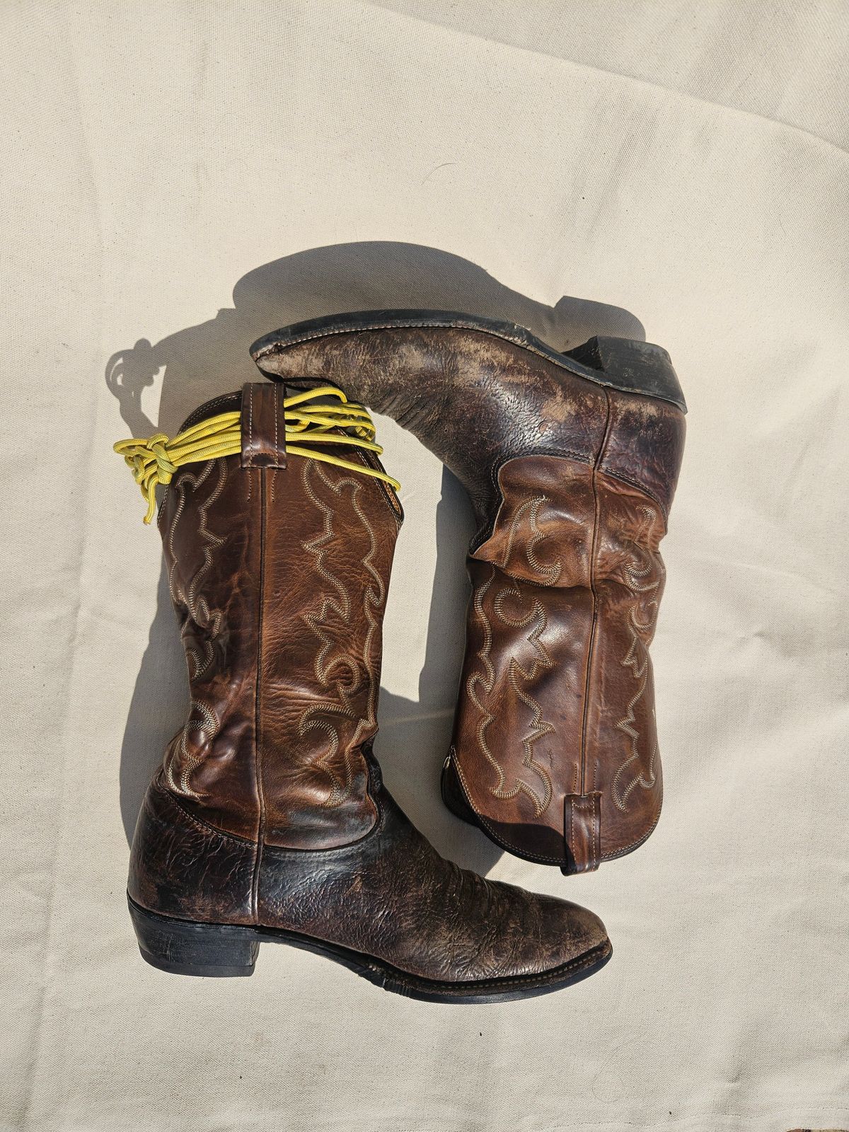 Photo by Jakesleather1505 on September 26, 2025 of the Nocona 6736 in Chocolate Bullhide And Oil Tanned Tops.