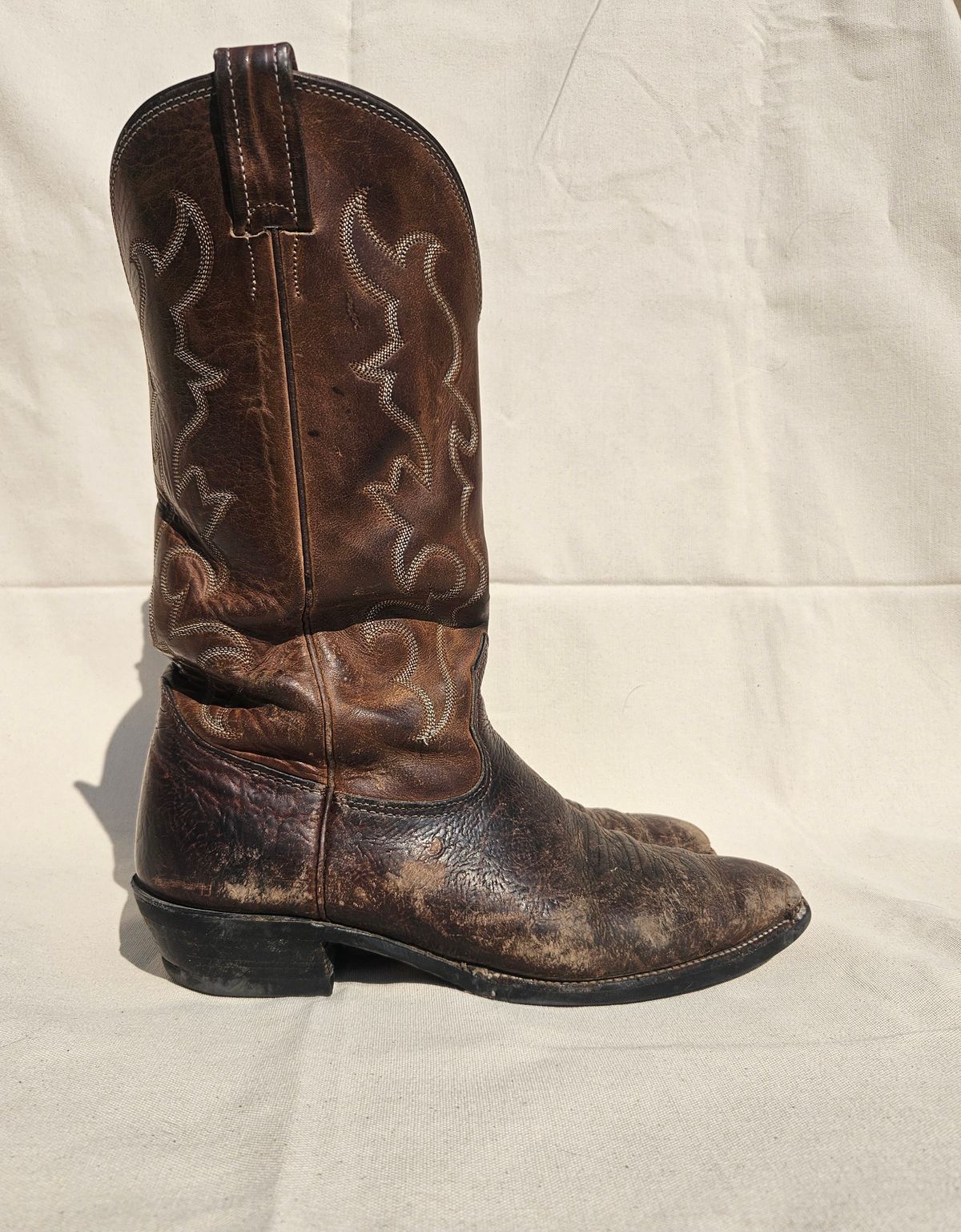 Photo by Jakesleather1505 on September 26, 2025 of the Nocona 6736 in Chocolate Bullhide And Oil Tanned Tops.
