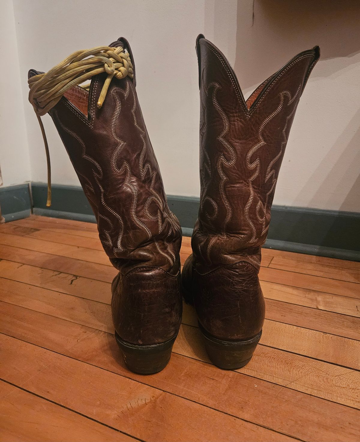 Photo by Jakesleather1505 on November 6, 2025 of the Nocona 6736 in Chocolate Bullhide And Oil Tanned Tops.