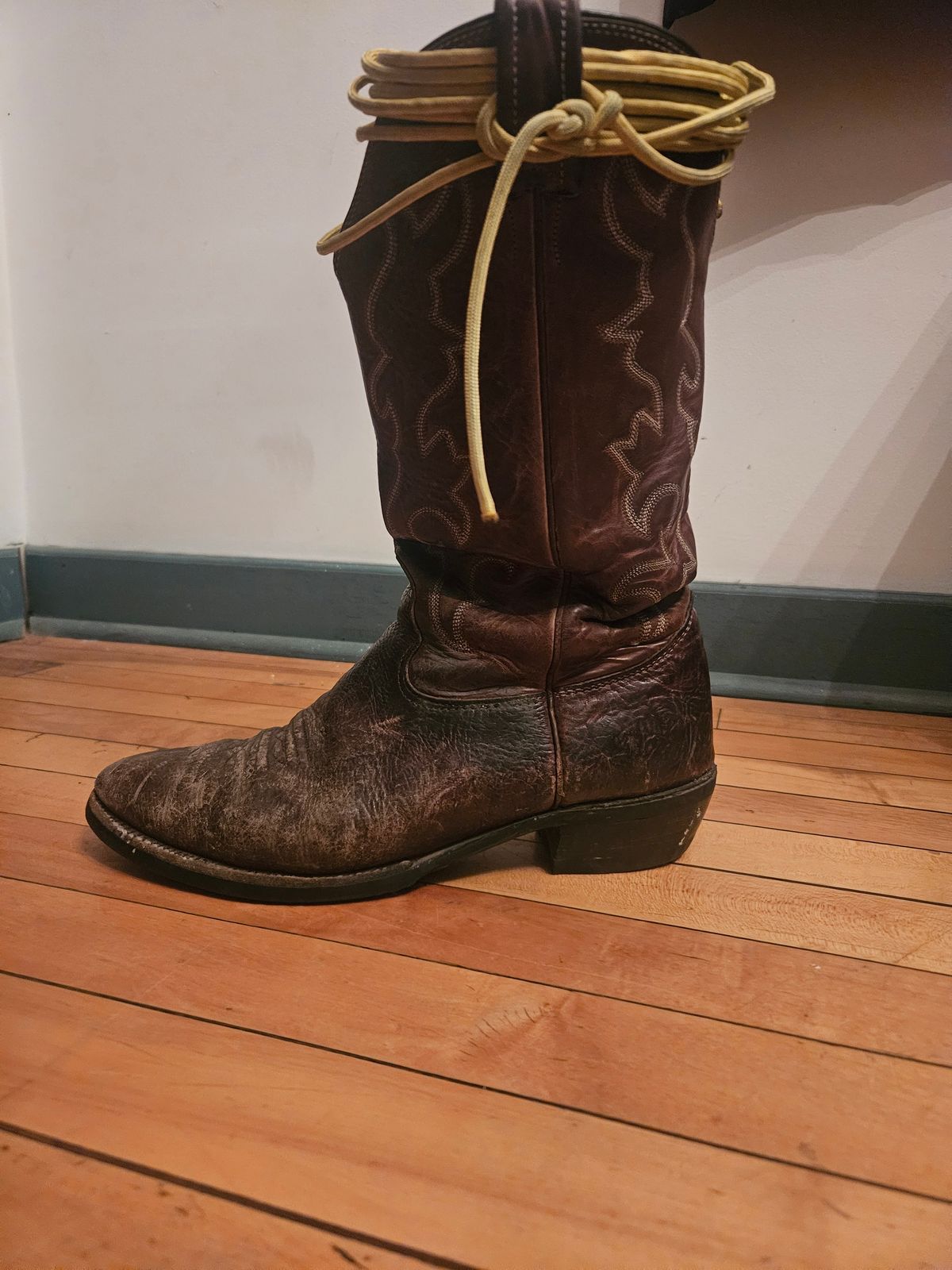 Photo by Jakesleather1505 on November 6, 2025 of the Nocona 6736 in Chocolate Bullhide And Oil Tanned Tops.