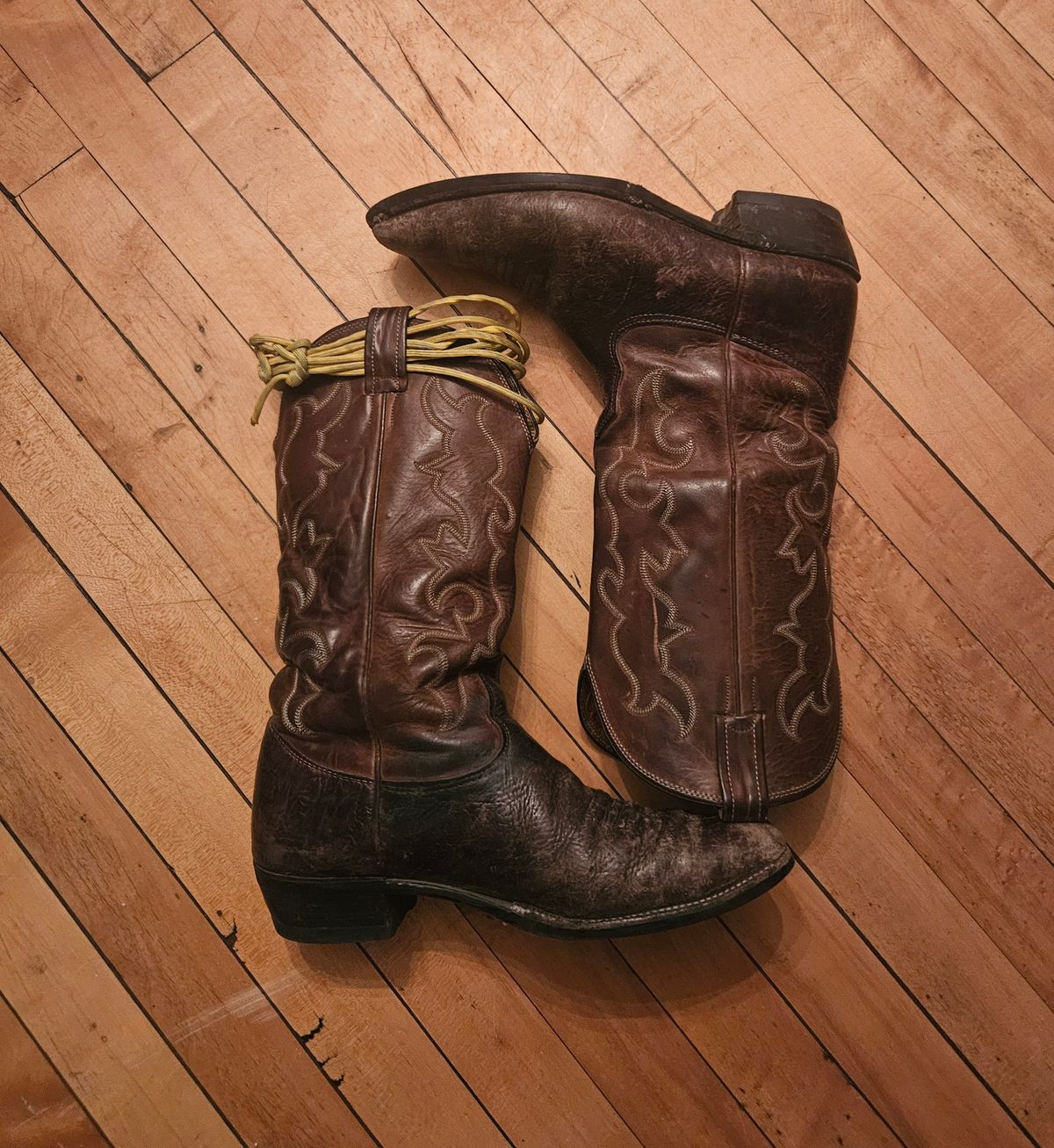 Photo by Jakesleather1505 on November 6, 2025 of the Nocona 6736 in Chocolate Bullhide And Oil Tanned Tops.