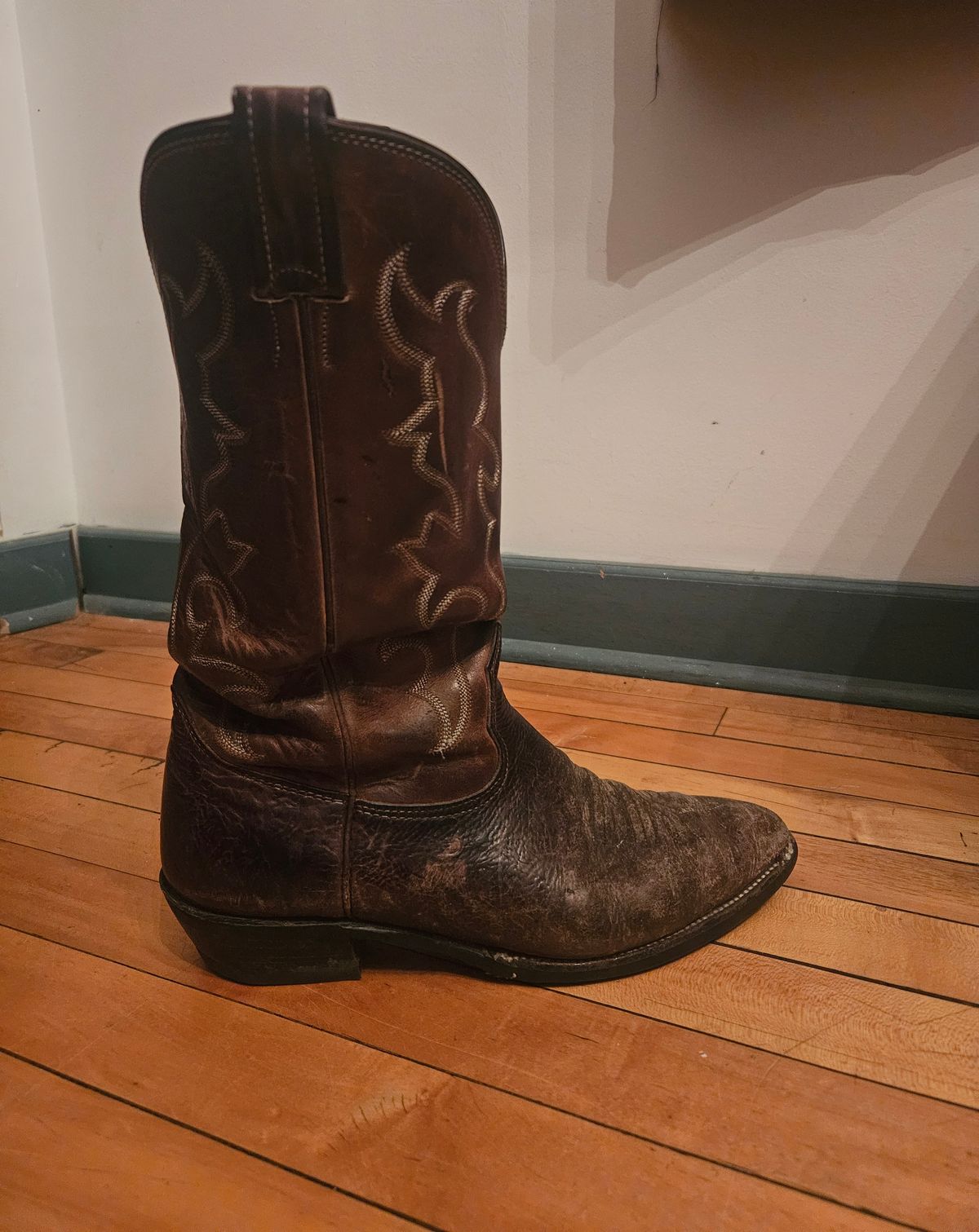 Photo by Jakesleather1505 on November 6, 2025 of the Nocona 6736 in Chocolate Bullhide And Oil Tanned Tops.