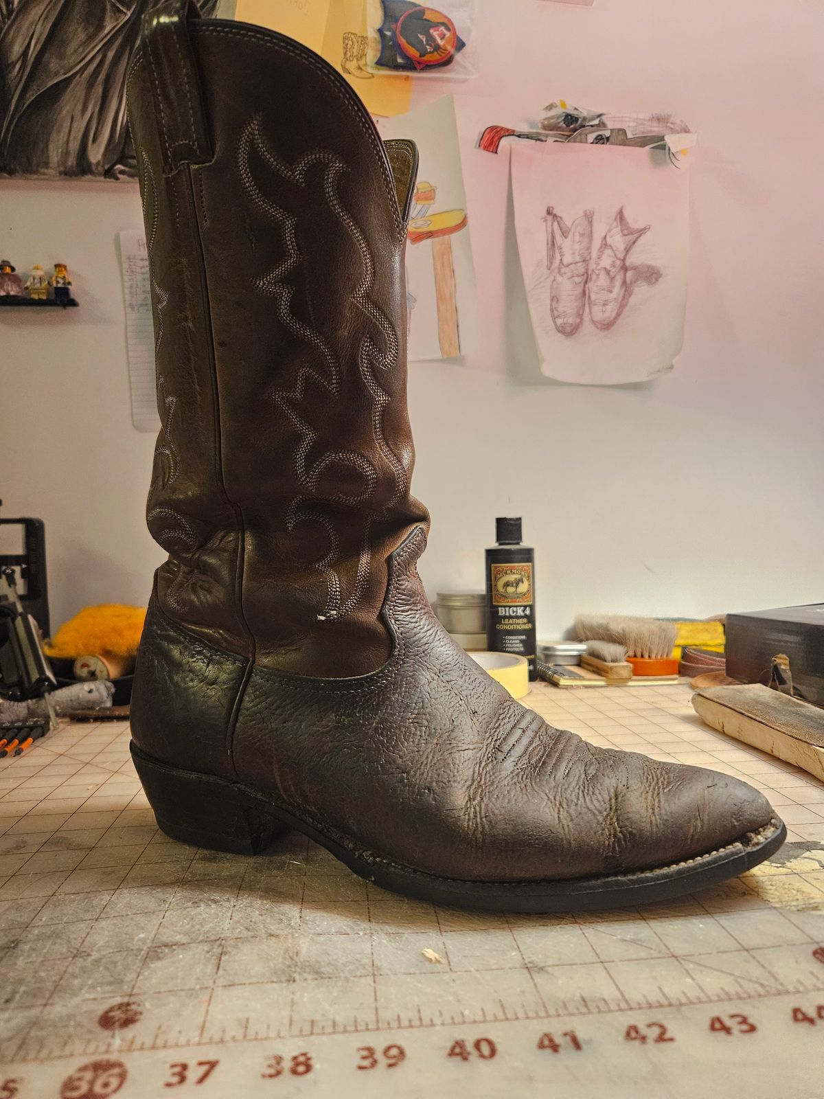 Photo by Jakesleather1505 on January 6, 2026 of the Nocona 6736 in Chocolate Bullhide And Oil Tanned Tops.