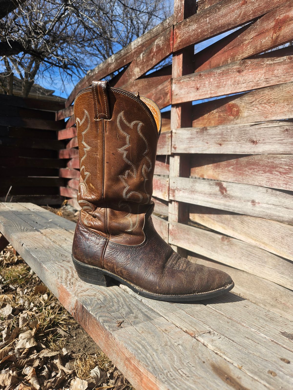 Photo by Jakesleather1505 on March 3, 2026 of the Nocona 6736 in Chocolate Bullhide And Oil Tanned Tops.