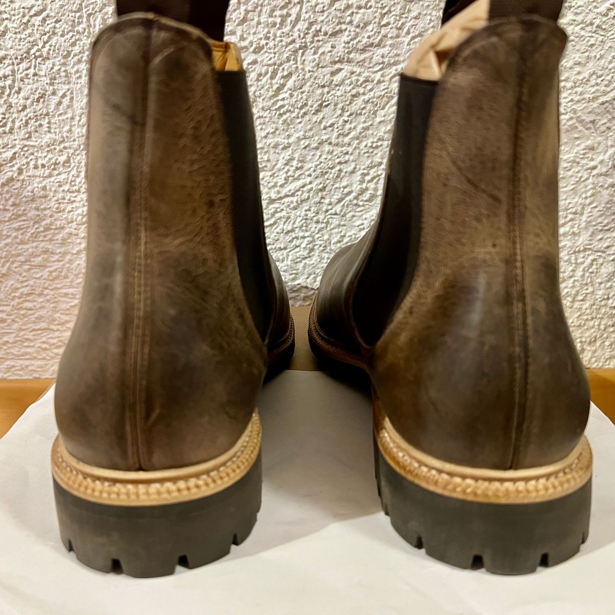 Photo by Florianfloorwalker on September 27, 2025 of the Meermin Chelsea Boot in C.F. Stead Gaucho Waxy Kudu.