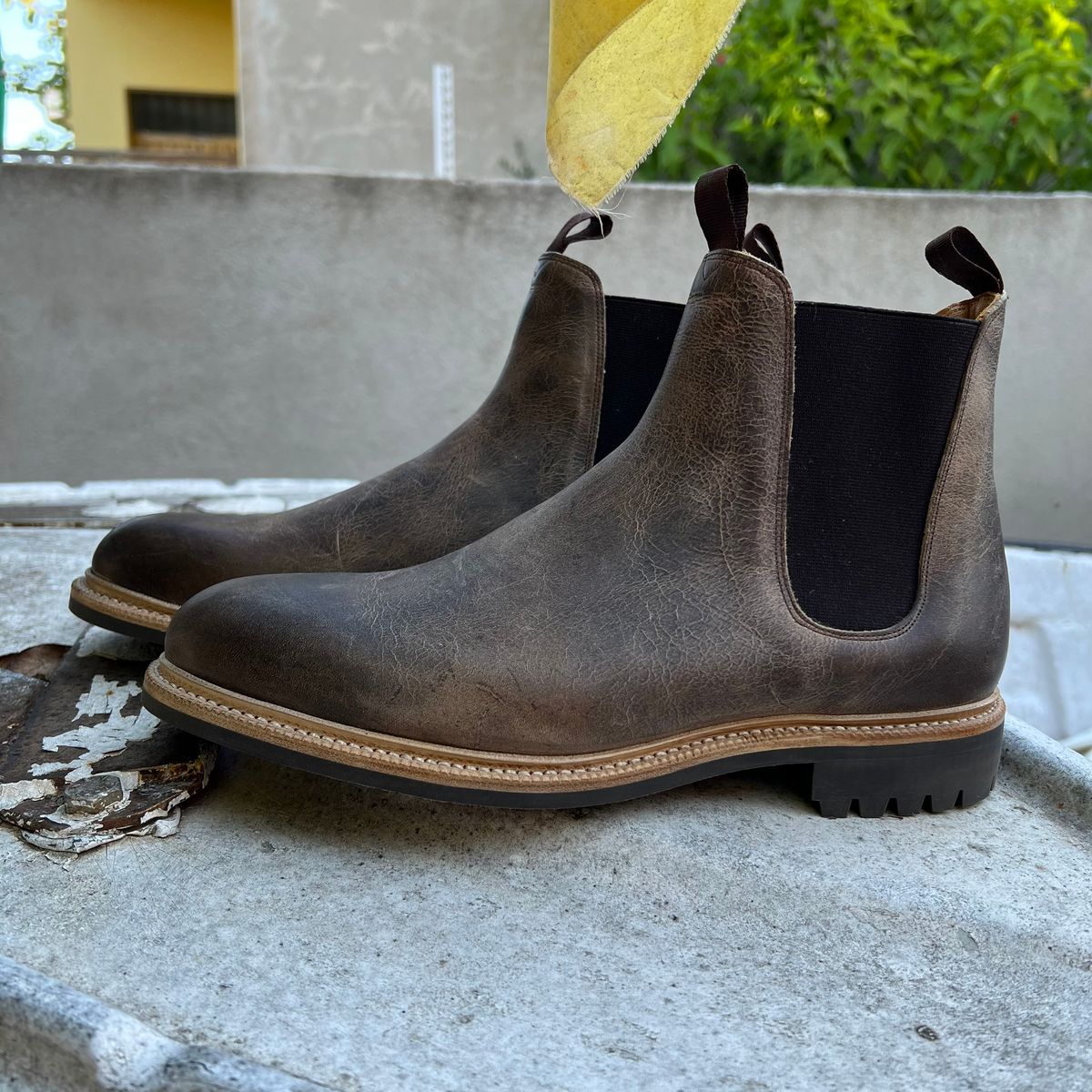 Photo by Florianfloorwalker on October 3, 2025 of the Meermin Chelsea Boot in C.F. Stead Gaucho Waxy Kudu.