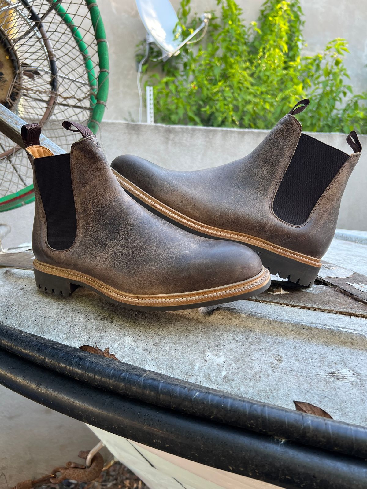 Photo by Florianfloorwalker on October 3, 2025 of the Meermin Chelsea Boot in C.F. Stead Gaucho Waxy Kudu.