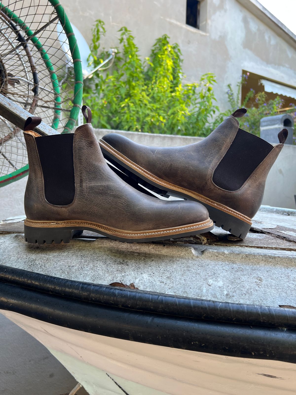 Photo by Florianfloorwalker on October 3, 2025 of the Meermin Chelsea Boot in C.F. Stead Gaucho Waxy Kudu.