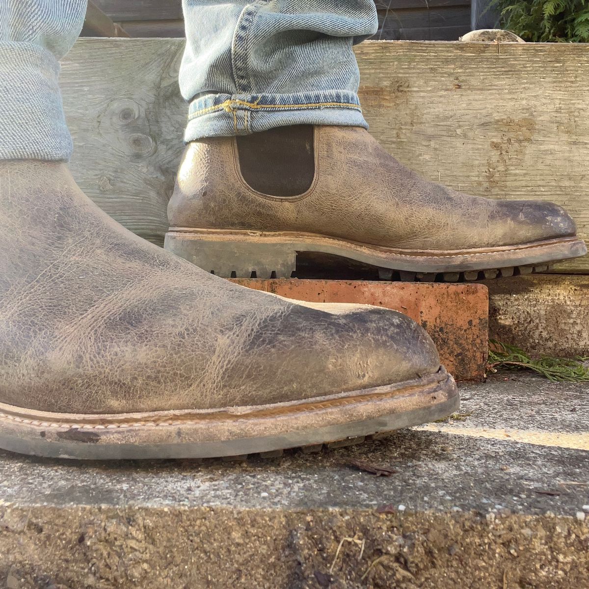 Photo by Florianfloorwalker on November 5, 2025 of the Meermin Chelsea Boot in C.F. Stead Gaucho Waxy Kudu.