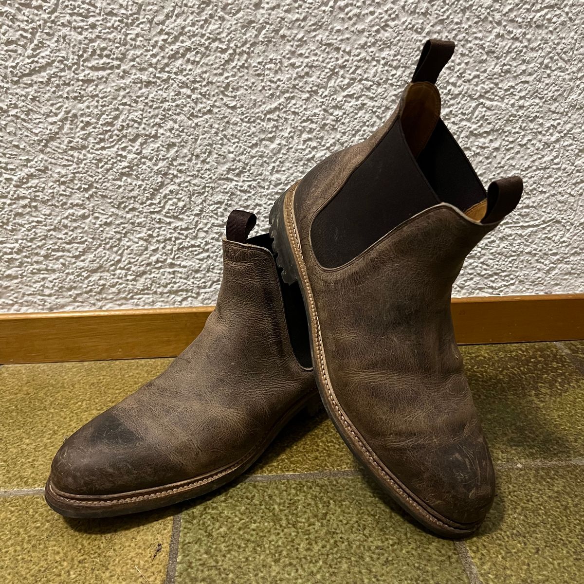 Photo by Florianfloorwalker on December 5, 2025 of the Meermin Chelsea Boot in C.F. Stead Gaucho Waxy Kudu.