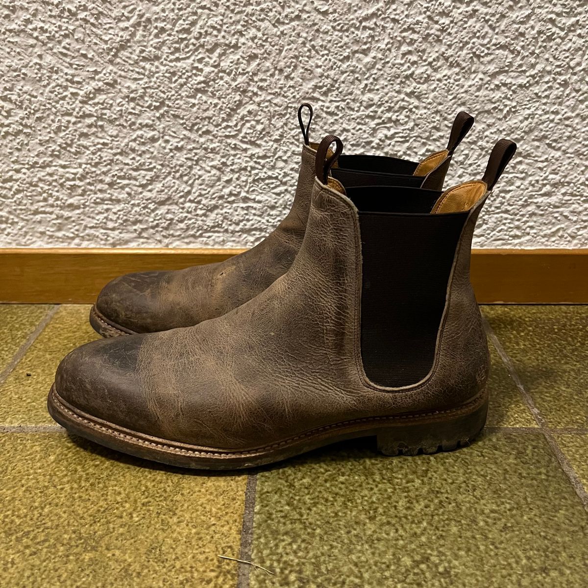 Photo by Florianfloorwalker on December 5, 2025 of the Meermin Chelsea Boot in C.F. Stead Gaucho Waxy Kudu.