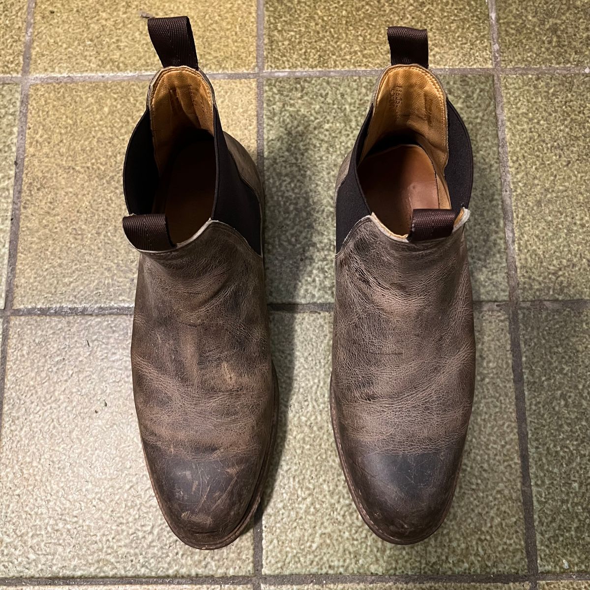 Photo by Florianfloorwalker on December 5, 2025 of the Meermin Chelsea Boot in C.F. Stead Gaucho Waxy Kudu.