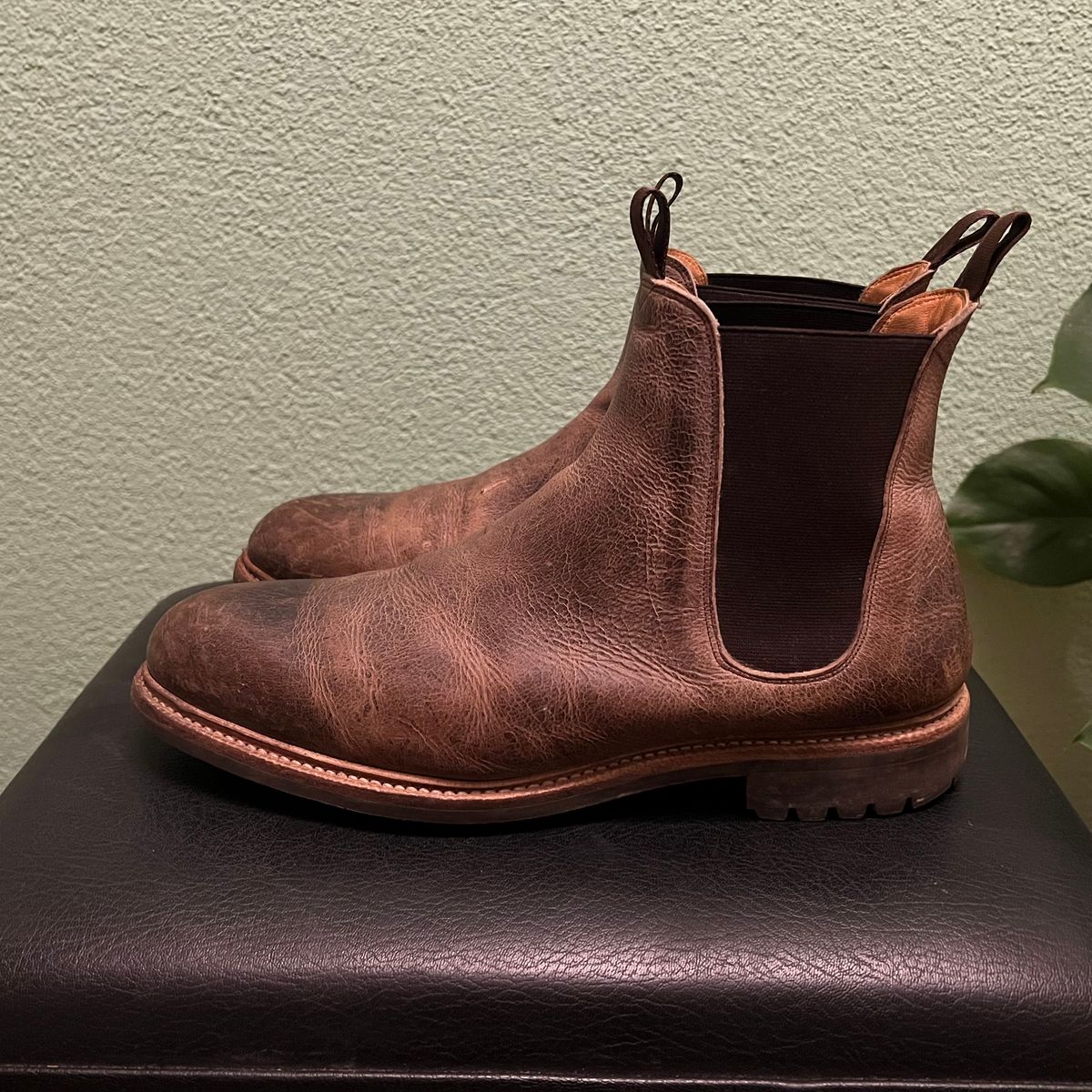 Photo by Florianfloorwalker on January 5, 2026 of the Meermin Chelsea Boot in C.F. Stead Gaucho Waxy Kudu.