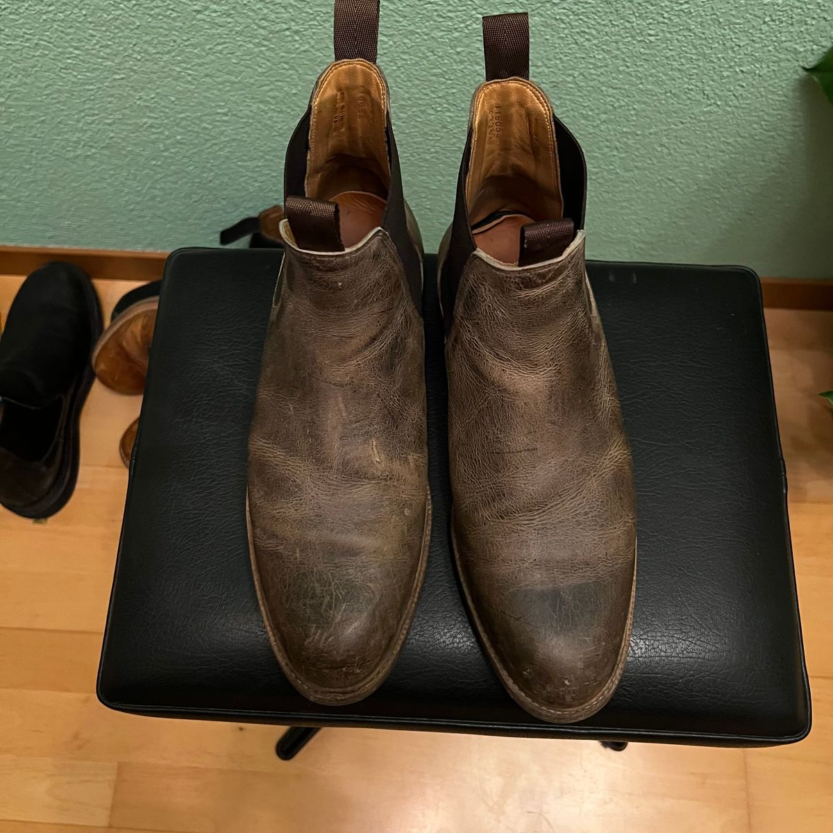 Photo by Florianfloorwalker on January 5, 2026 of the Meermin Chelsea Boot in C.F. Stead Gaucho Waxy Kudu.