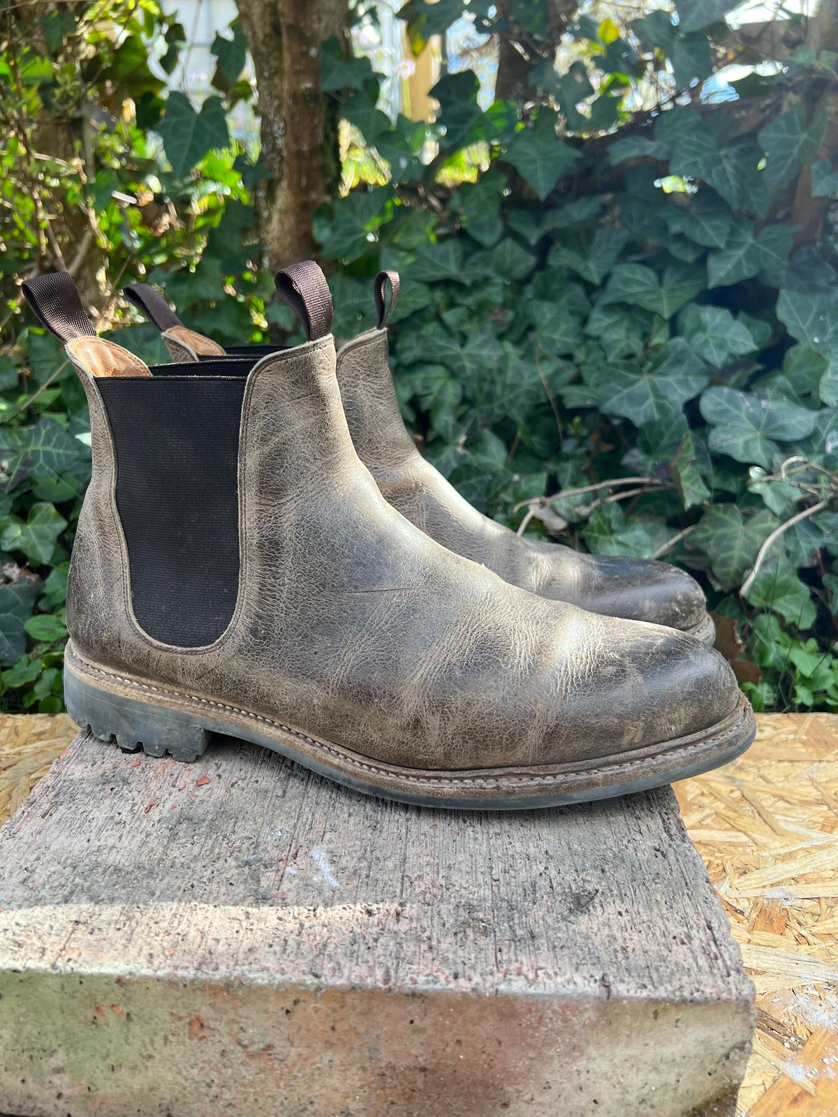 Photo by Florianfloorwalker on April 4, 2026 of the Meermin Chelsea Boot in C.F. Stead Gaucho Waxy Kudu.