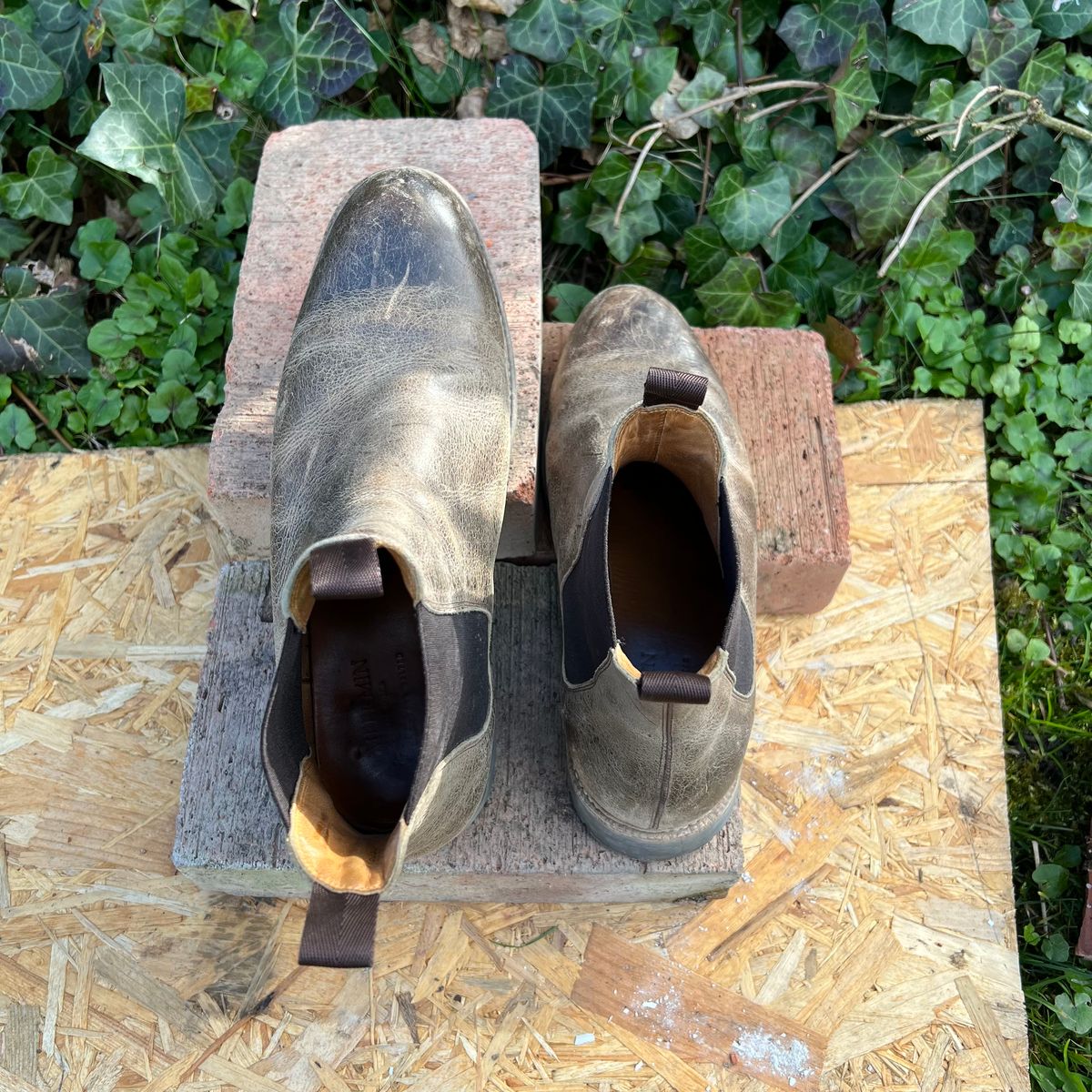 Photo by Florianfloorwalker on April 4, 2026 of the Meermin Chelsea Boot in C.F. Stead Gaucho Waxy Kudu.