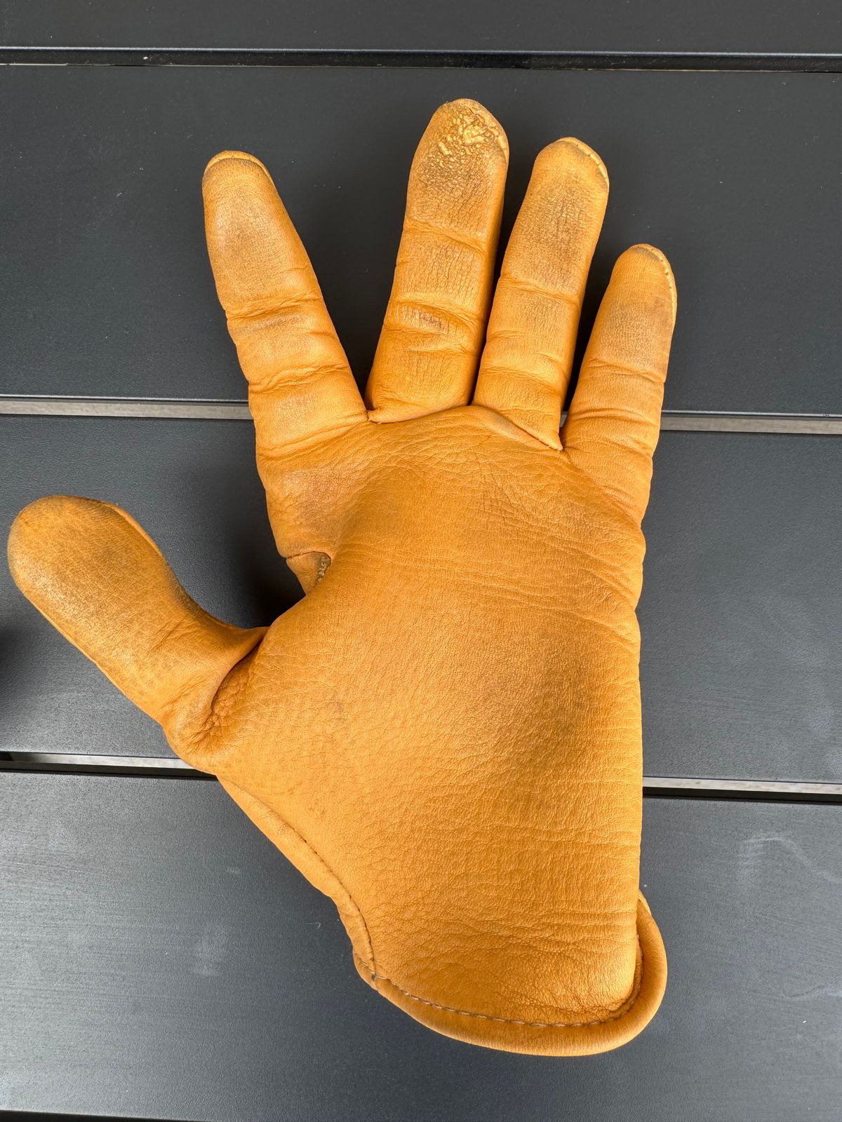 Photo by Jwilliams on November 1, 2025 of the Sullivan Glove Co. Deerskin Shorty in Saddle Tan Deerskin.