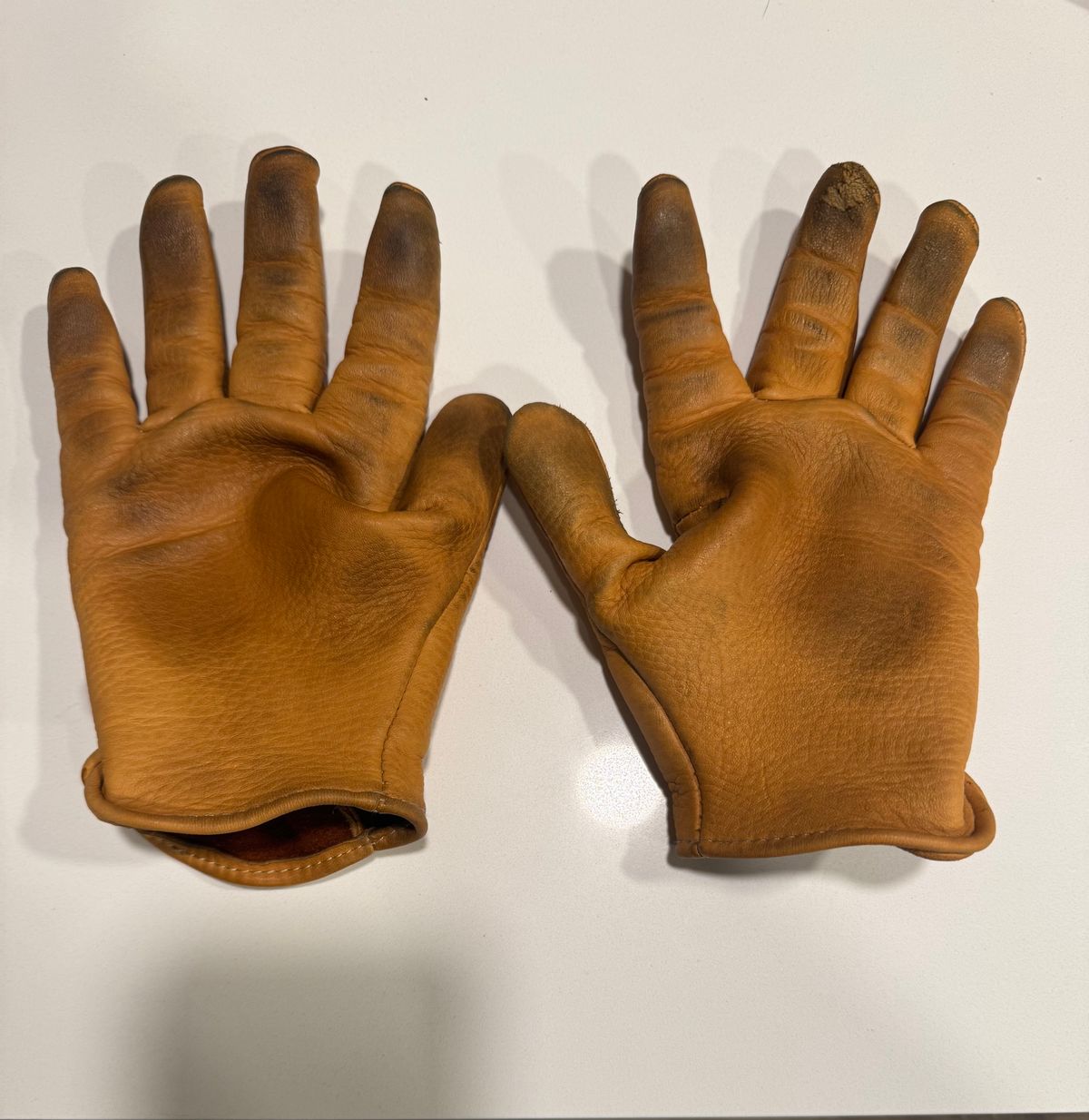 Photo by Jwilliams on December 3, 2025 of the Sullivan Glove Co. Deerskin Shorty in Saddle Tan Deerskin.