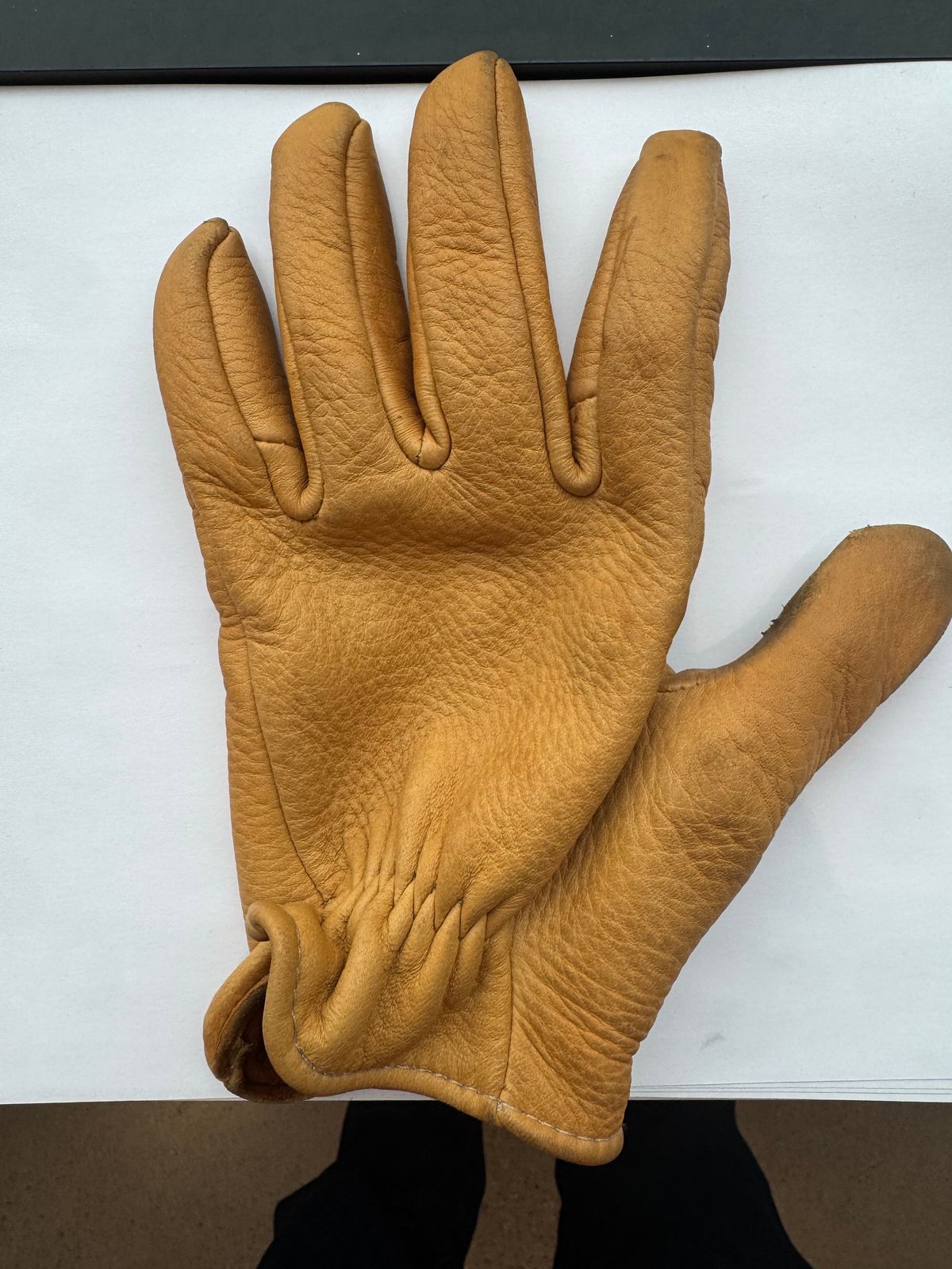 Photo by Jwilliams on December 4, 2025 of the Sullivan Glove Co. Deerskin Shorty in Saddle Tan Deerskin.