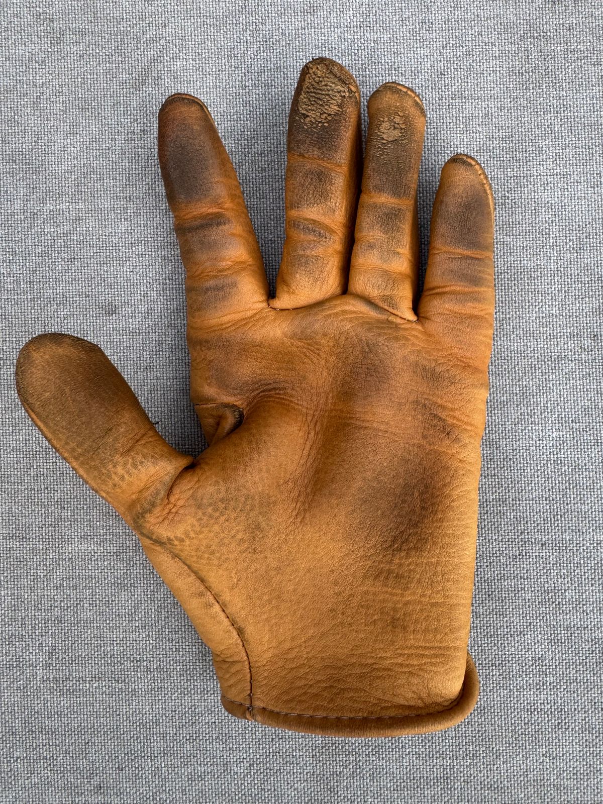 Photo by Jwilliams on April 3, 2026 of the Sullivan Glove Co. Deerskin Shorty in Saddle Tan Deerskin.