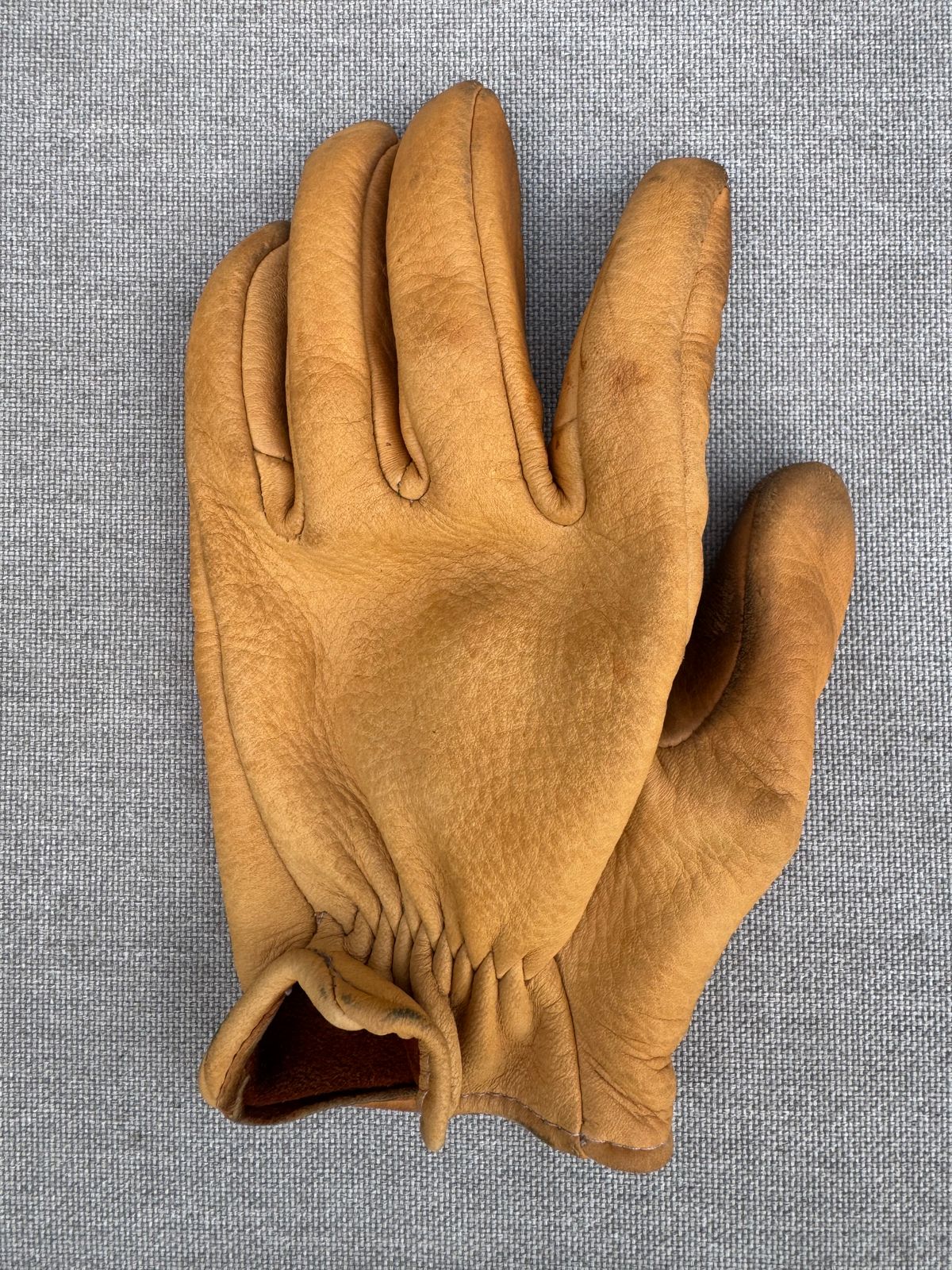 Photo by Jwilliams on April 3, 2026 of the Sullivan Glove Co. Deerskin Shorty in Saddle Tan Deerskin.