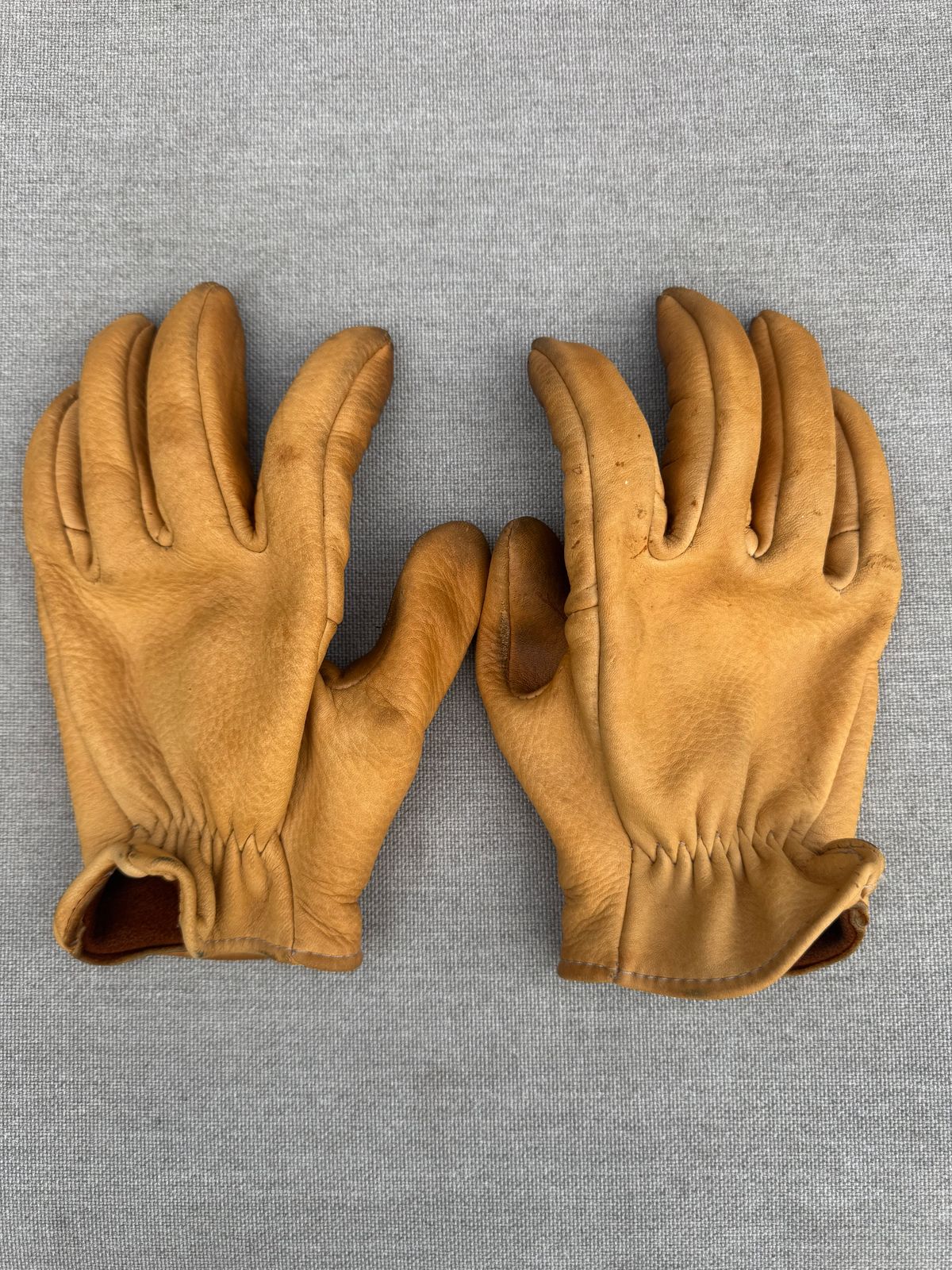 Photo by Jwilliams on April 3, 2026 of the Sullivan Glove Co. Deerskin Shorty in Saddle Tan Deerskin.