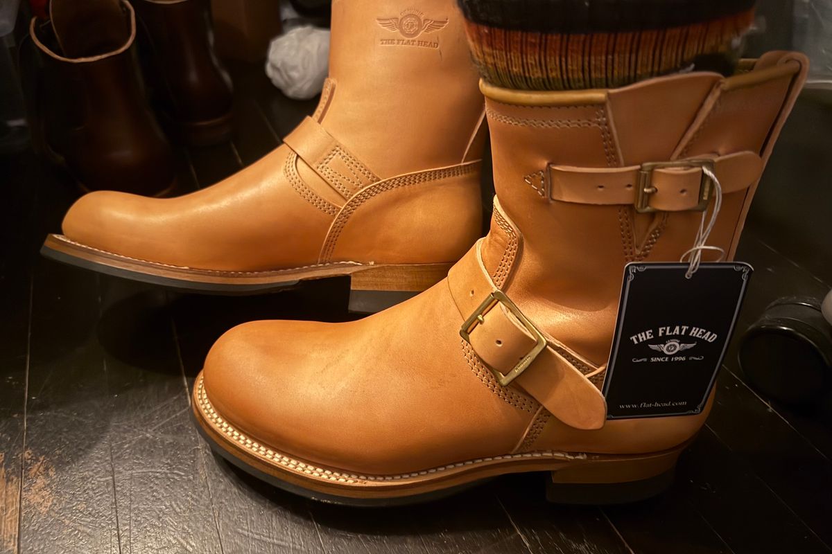 Photo by kronograf on April 7, 2025 of the The Flat Head Engineer Boot FN-FB-001 in Maryam Natural Horsebutt.
