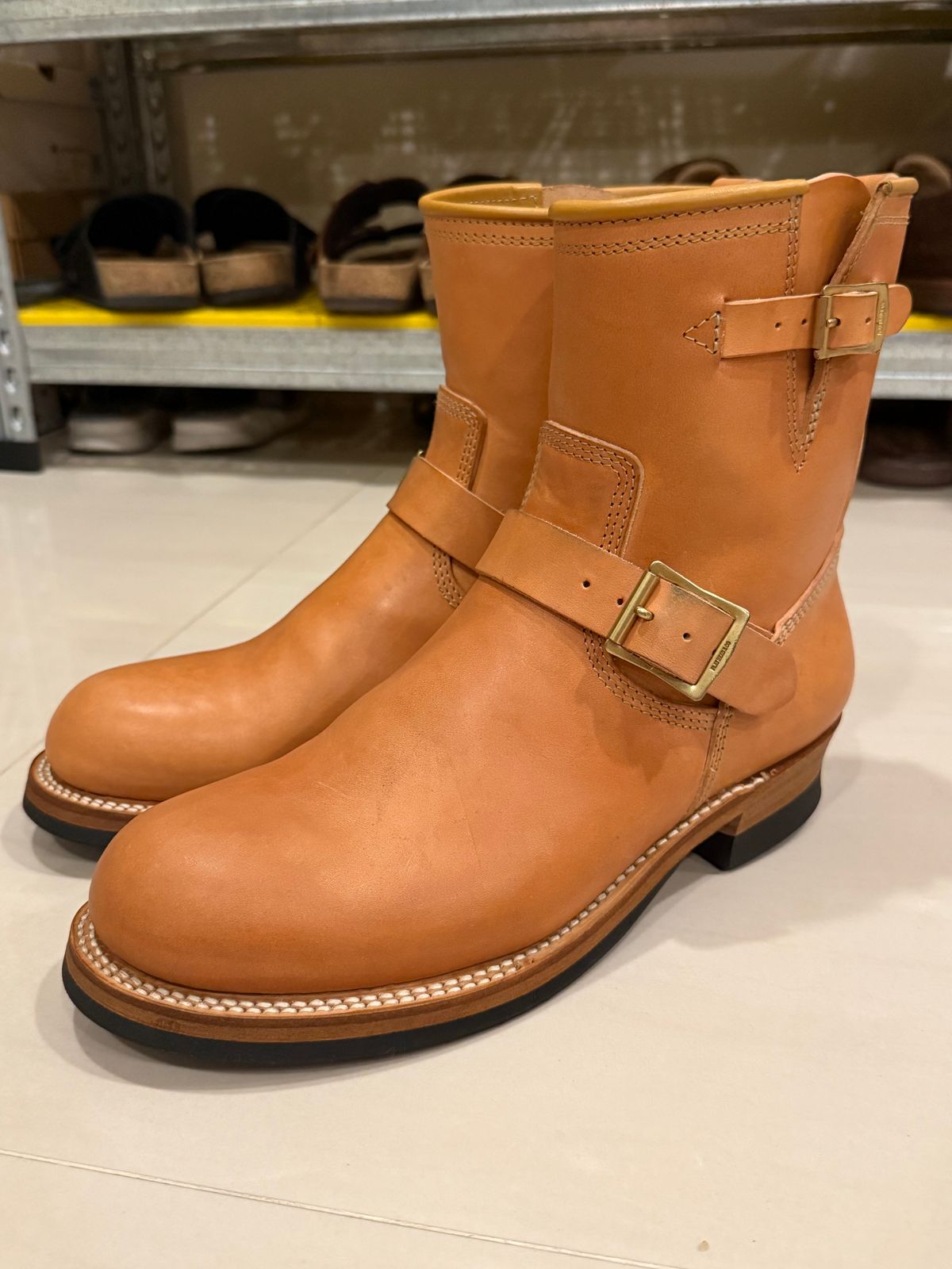 Photo by kronograf on April 8, 2025 of the The Flat Head Engineer Boot FN-FB-001 in Maryam Natural Horsebutt.