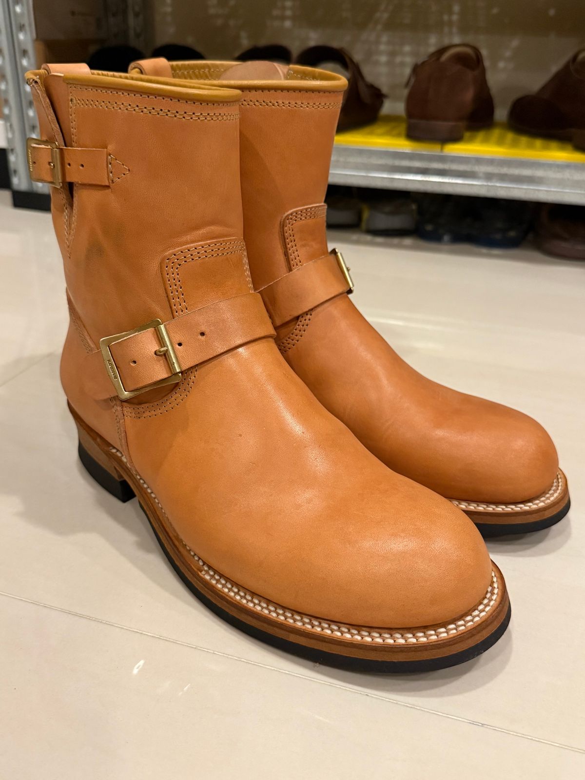 Photo by kronograf on April 8, 2025 of the The Flat Head Engineer Boot FN-FB-001 in Maryam Natural Horsebutt.