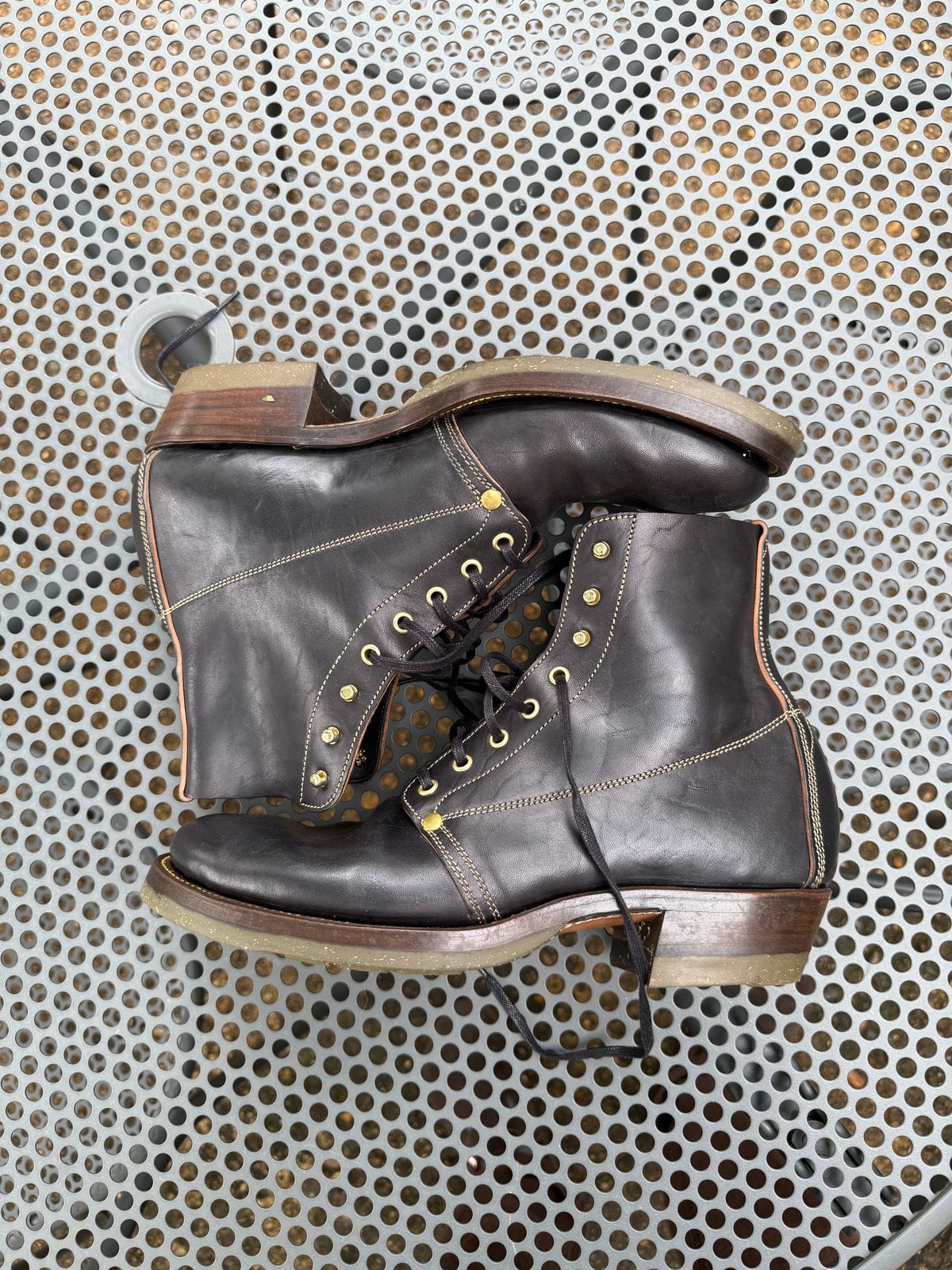 Photo by peckinpaws on April 25, 2026 of the Unsung MTM Slog Boot in Maryam Toscanello Horsebutt Overdyed Black.