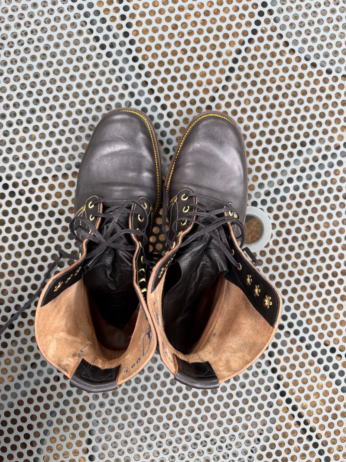 Photo by peckinpaws on April 25, 2026 of the Unsung MTM Slog Boot in Maryam Toscanello Horsebutt Overdyed Black.