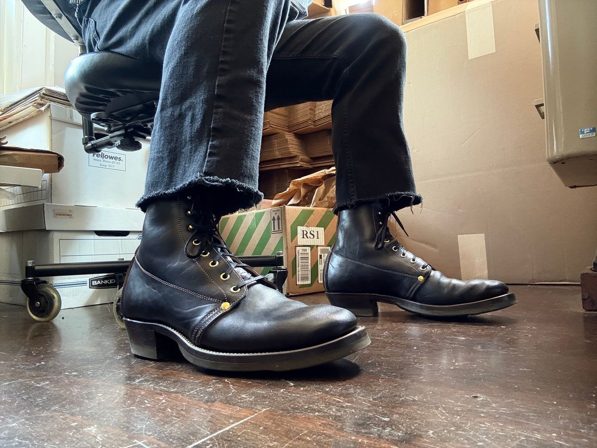 Photo by peckinpaws on April 27, 2026 of the Unsung MTM Slog Boot in Maryam Toscanello Horsebutt Overdyed Black.