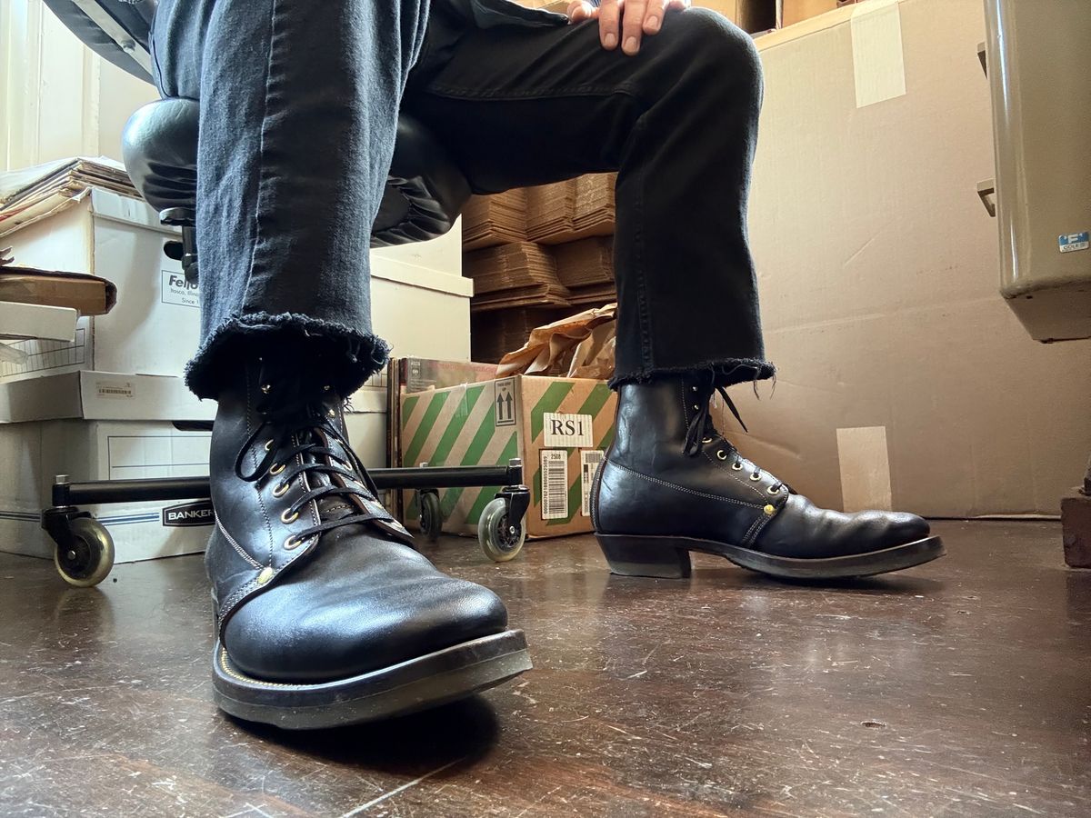 Photo by peckinpaws on April 27, 2026 of the Unsung MTM Slog Boot in Maryam Toscanello Horsebutt Overdyed Black.