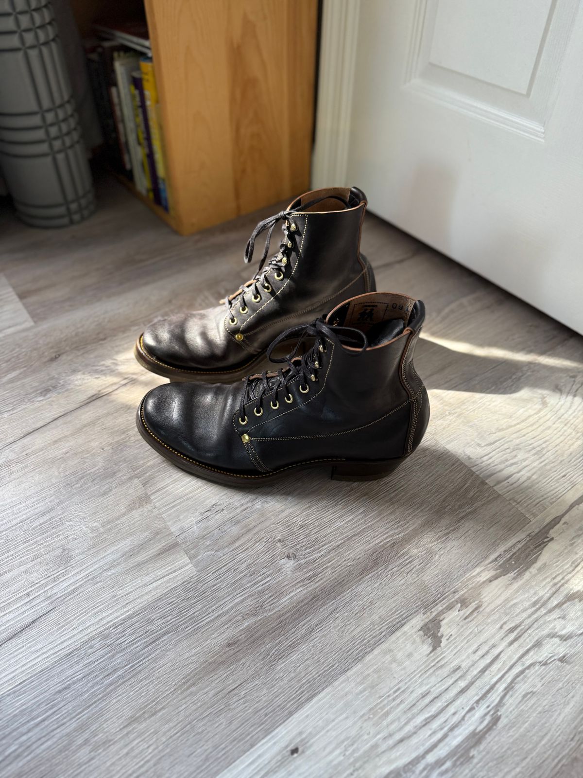 Photo by peckinpaws on April 27, 2026 of the Unsung MTM Slog Boot in Maryam Toscanello Horsebutt Overdyed Black.