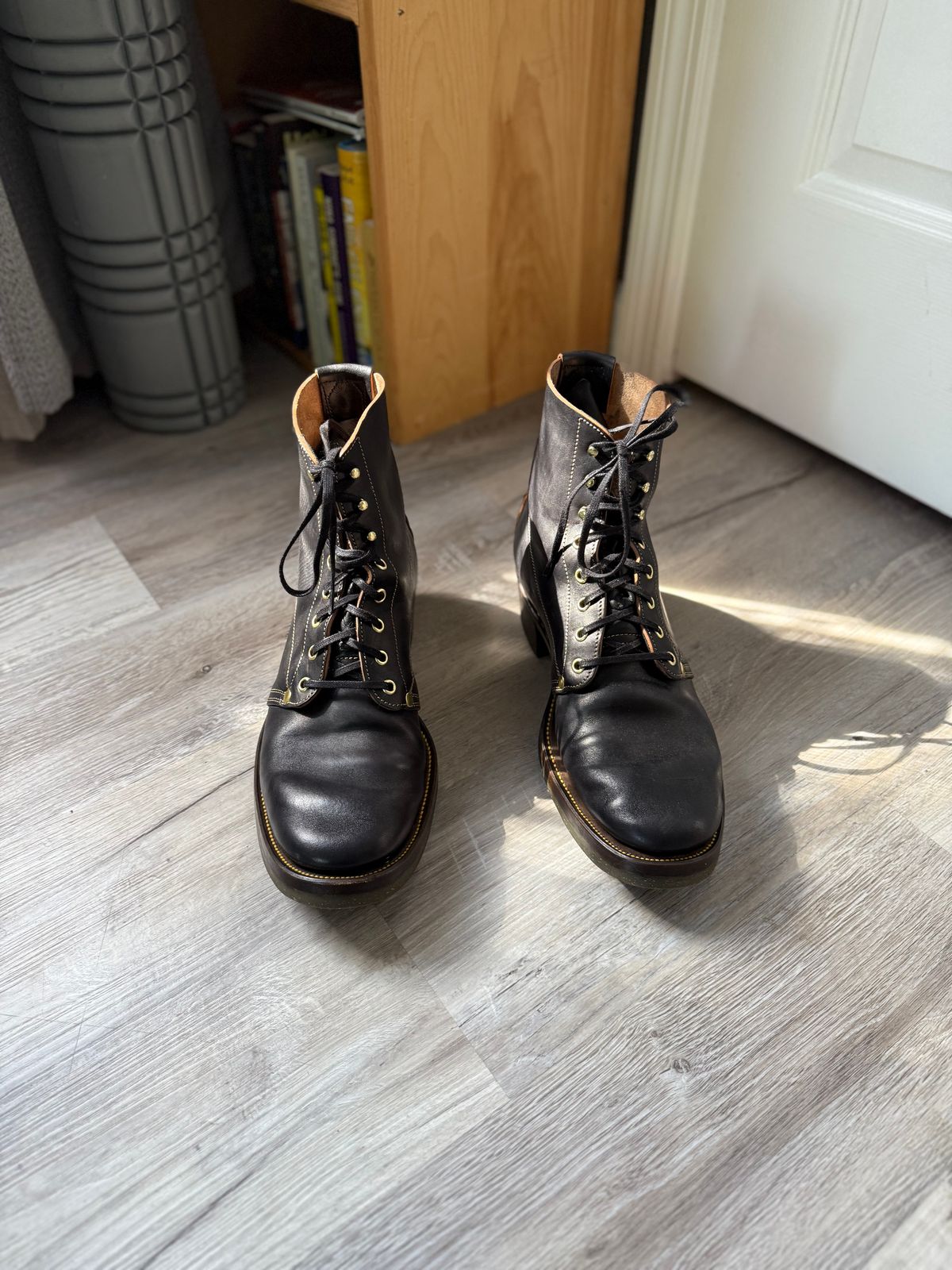 Photo by peckinpaws on April 27, 2026 of the Unsung MTM Slog Boot in Maryam Toscanello Horsebutt Overdyed Black.