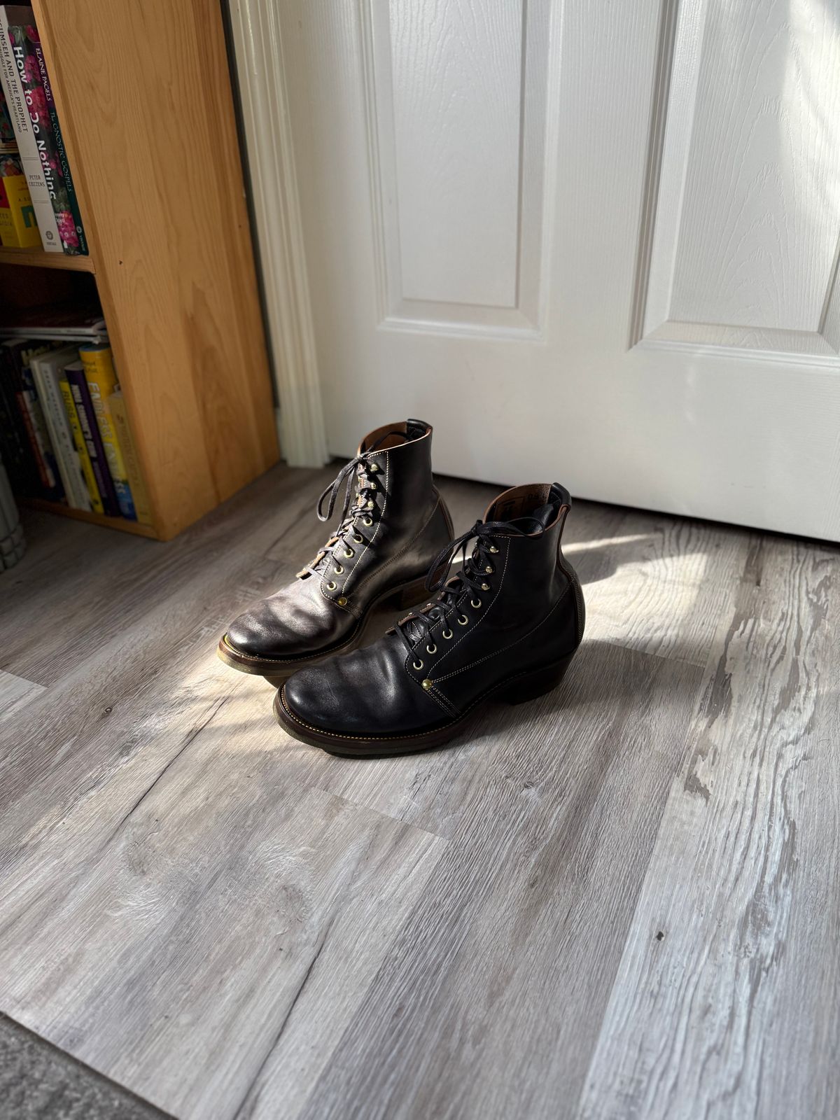 Photo by peckinpaws on April 27, 2026 of the Unsung MTM Slog Boot in Maryam Toscanello Horsebutt Overdyed Black.