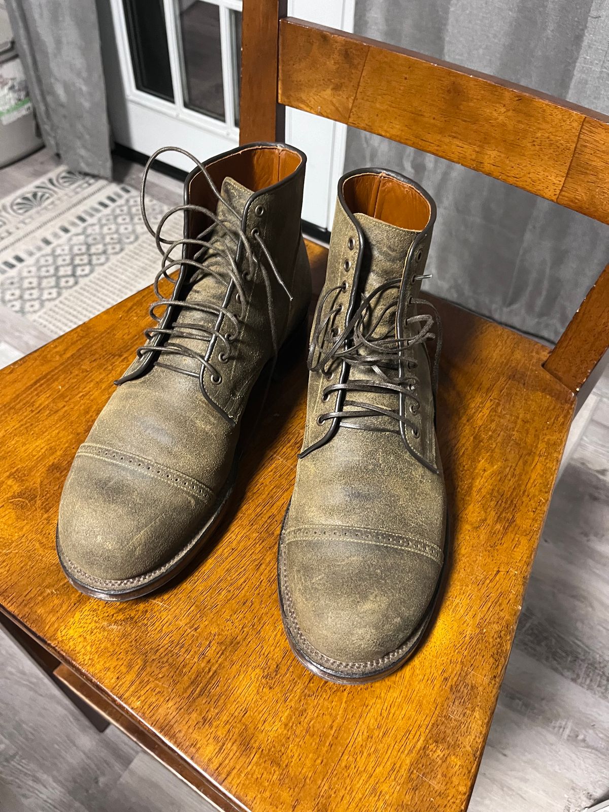 Photo by peckinpaws on April 23, 2025 of the Viberg Service Boot in C.F. Stead Mojave Waxy Commander.